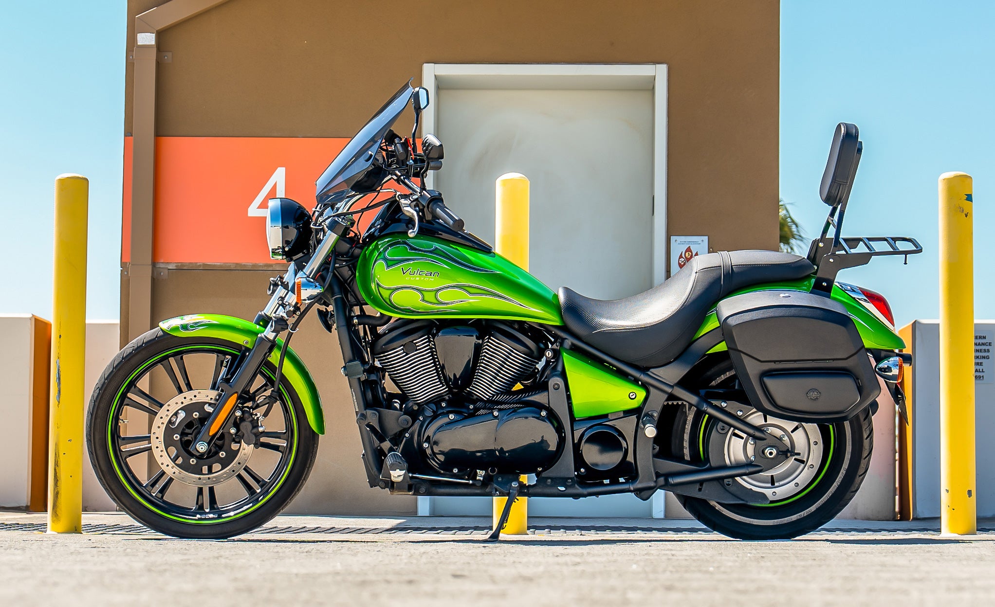 24L - Ironclad Quick-Mount Medium Kawasaki Vulcan 900 Custom Leather Wrapped Hard Saddlebags Life Style Photo @expand