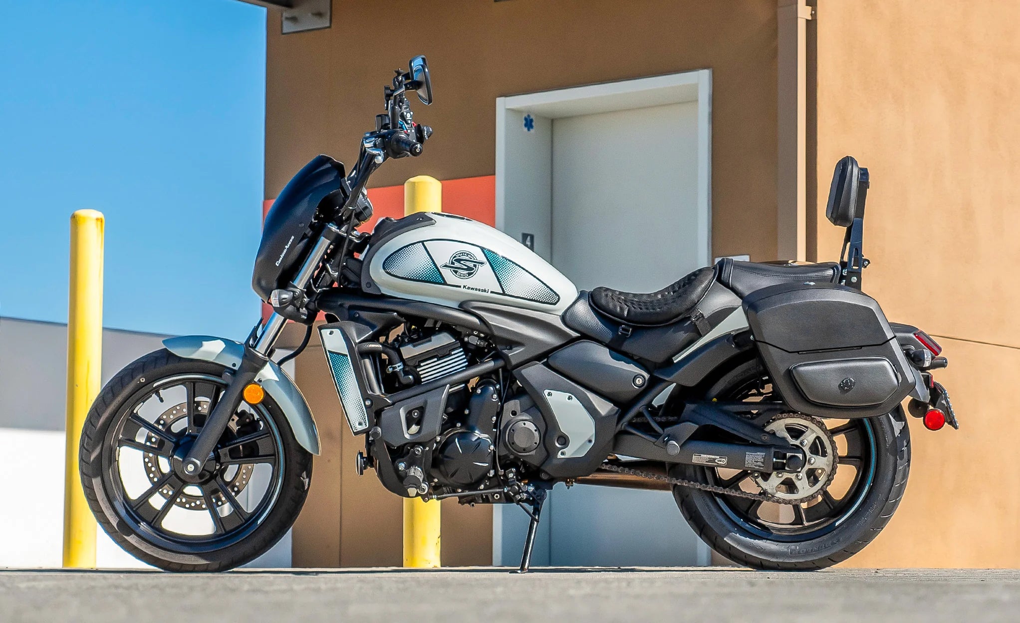 24L - Ironclad Quick-Mount Medium Kawasaki Vulcan S Leather Wrapped Hard Saddlebags Life Style Photo @expand