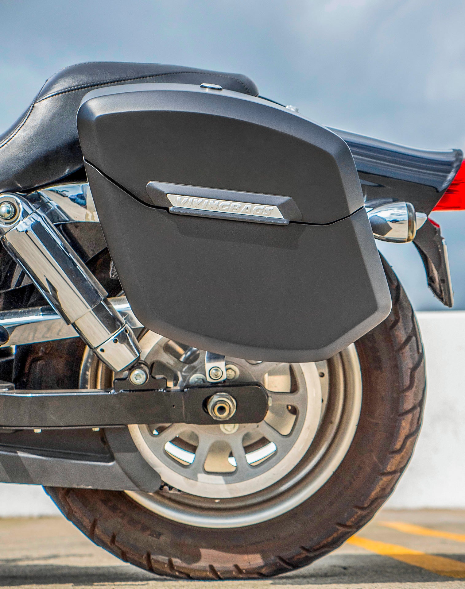 24L - Ironclad Quick-Mount Medium Harley Dyna Fat Bob FXDF Matte Hard Saddlebags Life style 2