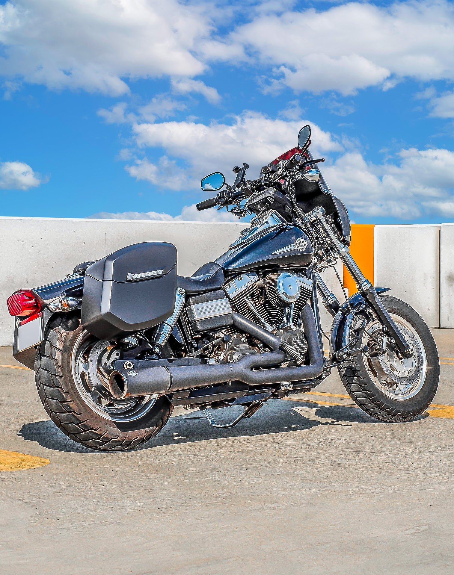 24L - Ironclad Quick-Mount Medium Harley Dyna Fat Bob FXDF Matte Hard Saddlebags Life style 1