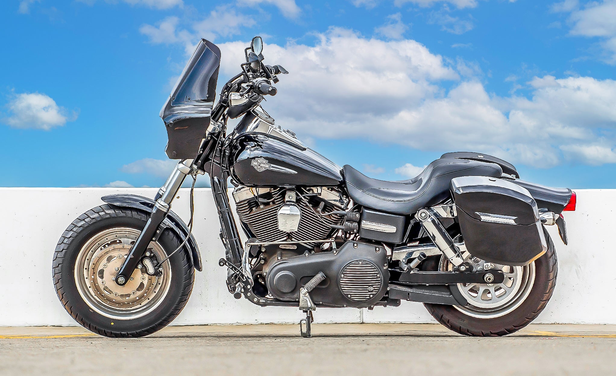 24L - Ironclad Quick-Mount Medium Harley Dyna Fat Bob FXDF Painted Hard Saddlebags Life Style Photo @expand