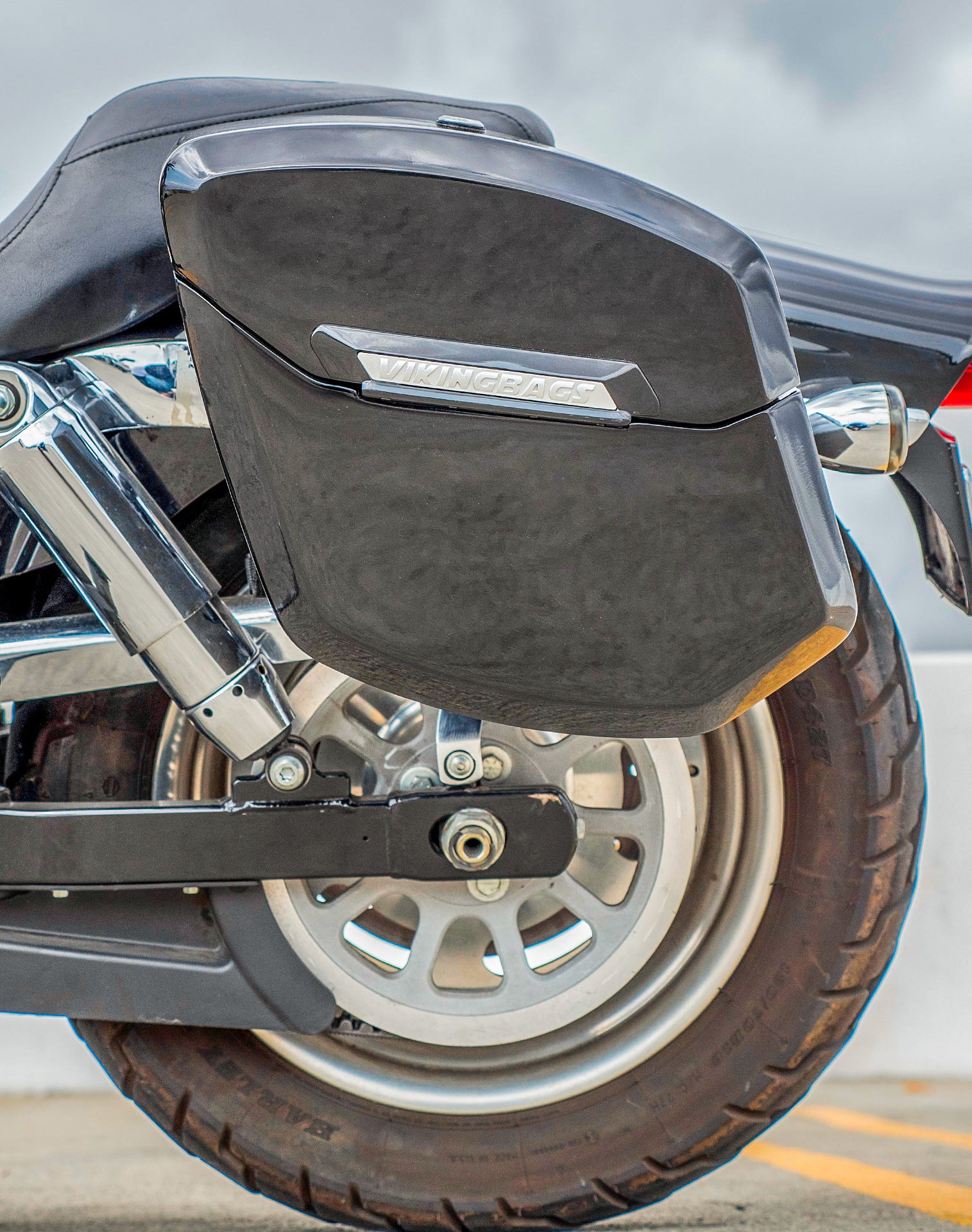 24L - Ironclad Quick-Mount Medium Harley Dyna Fat Bob FXDF Painted Hard Saddlebags Life style 2