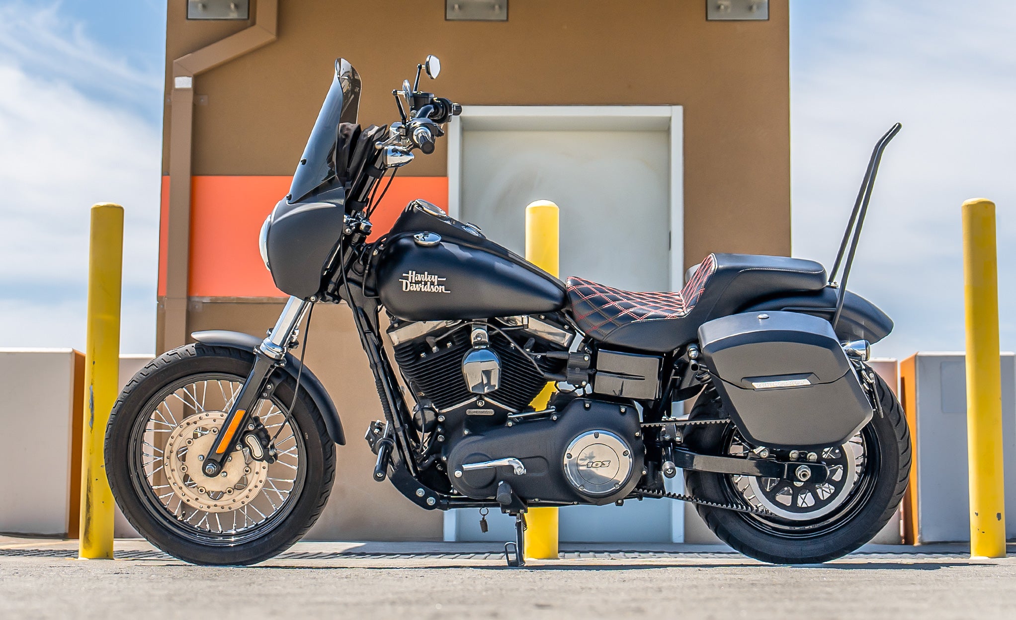 24L - Ironclad Quick-Mount Medium Harley Dyna Street Bob FXDB Matte Hard Saddlebags Life Style Photo @expand