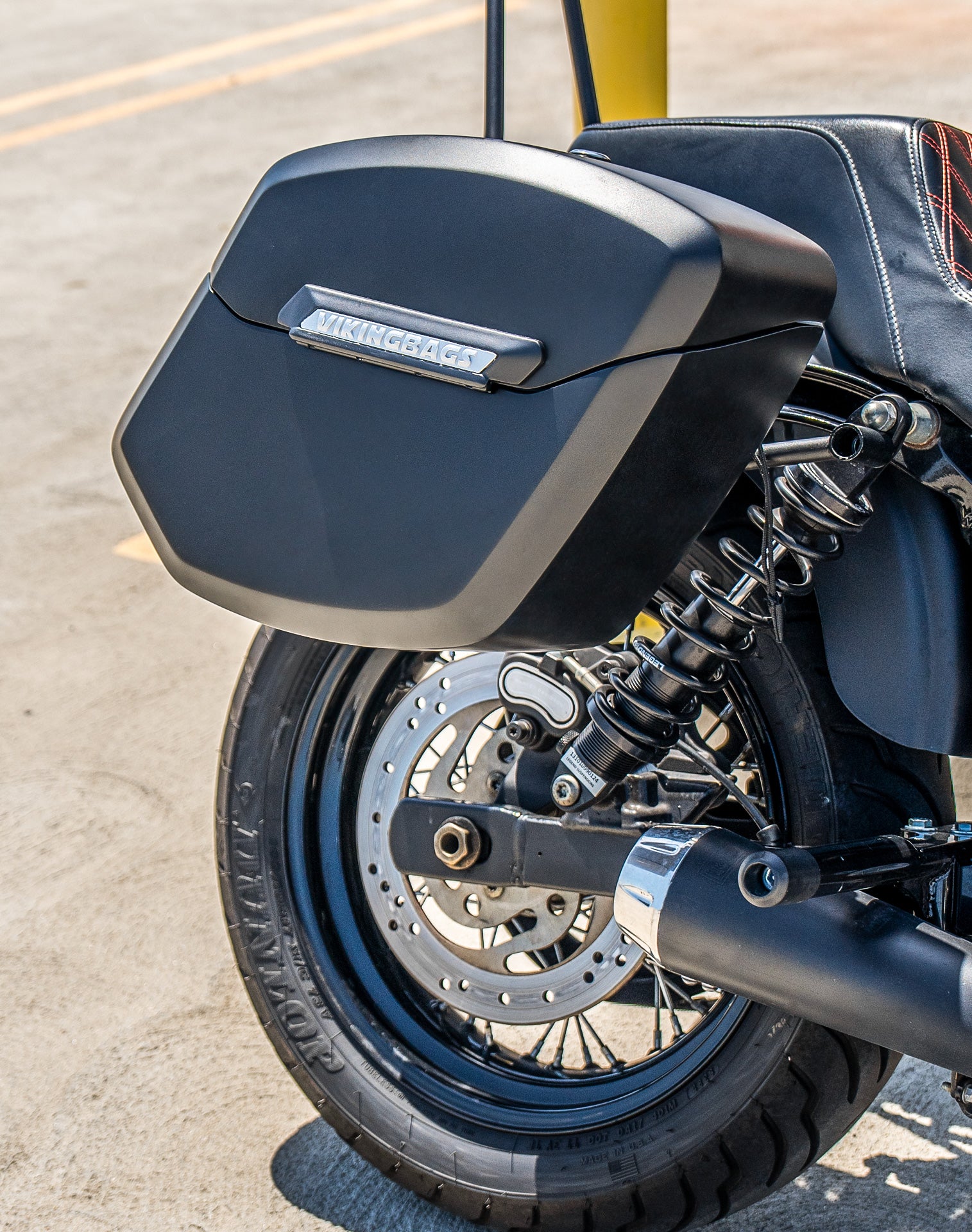 24L - Ironclad Quick-Mount Medium Harley Dyna Street Bob FXDB Matte Hard Saddlebags Life style 3