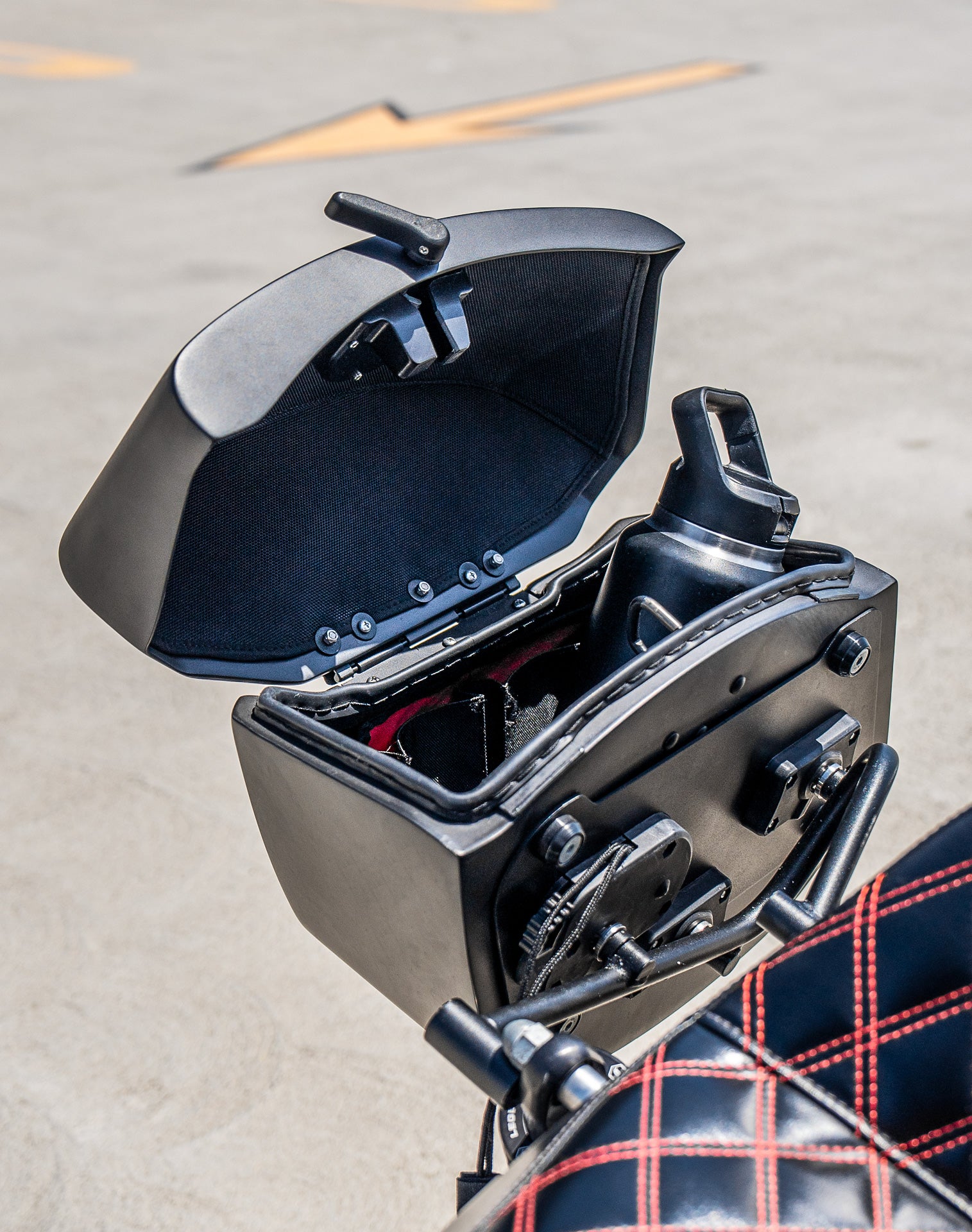 24L - Ironclad Quick-Mount Medium Harley Dyna Street Bob FXDB Matte Hard Saddlebags Life style 4