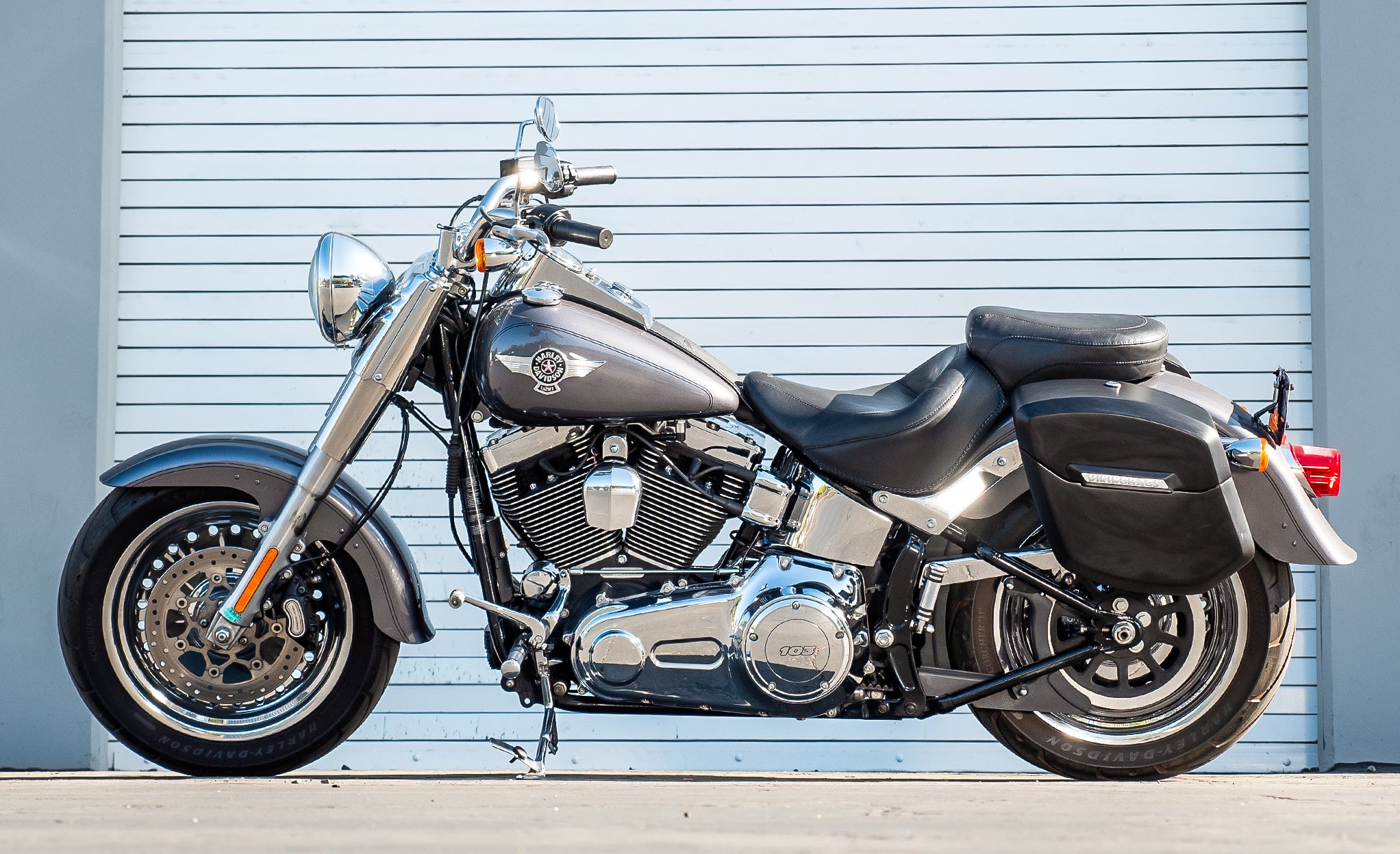 24L - Ironclad Quick-Mount Medium Harley Softail Fat Boy FLSTF/I Matte Hard Saddlebags Life Style Photo @expand