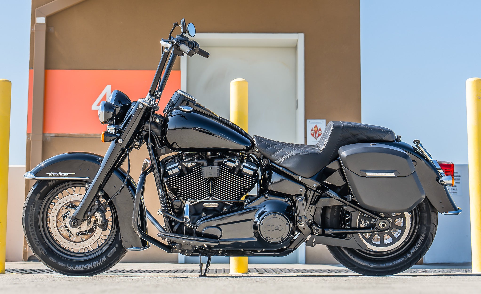 24L - Ironclad Quick-Mount Medium Harley Softail Heritage FLHC/S Matte Hard Saddlebags Lifestyle @expand