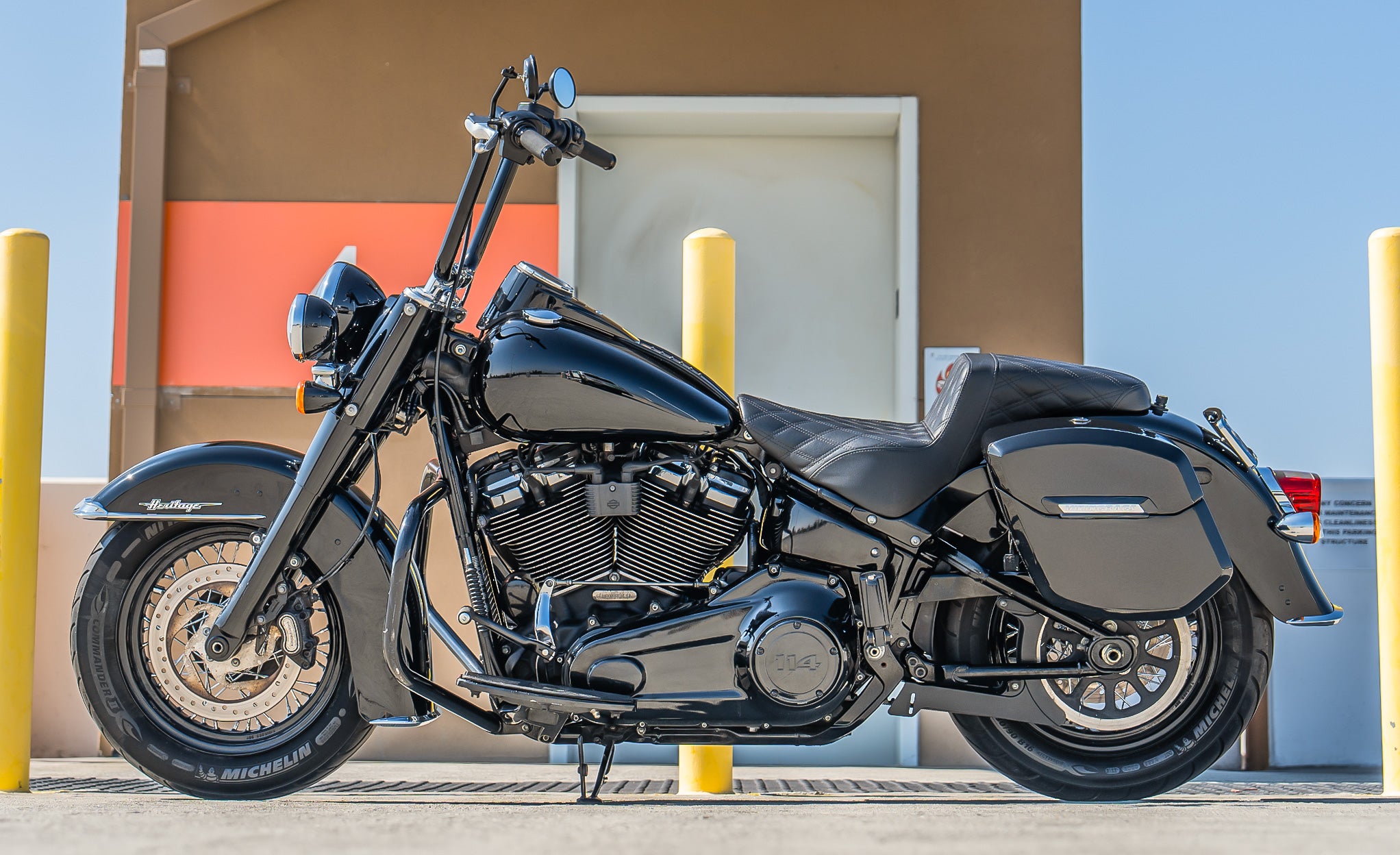 24L - Ironclad Quick-Mount Medium Harley Softail Heritage FLHC/S Painted Hard Saddlebags Lifestyle @expand