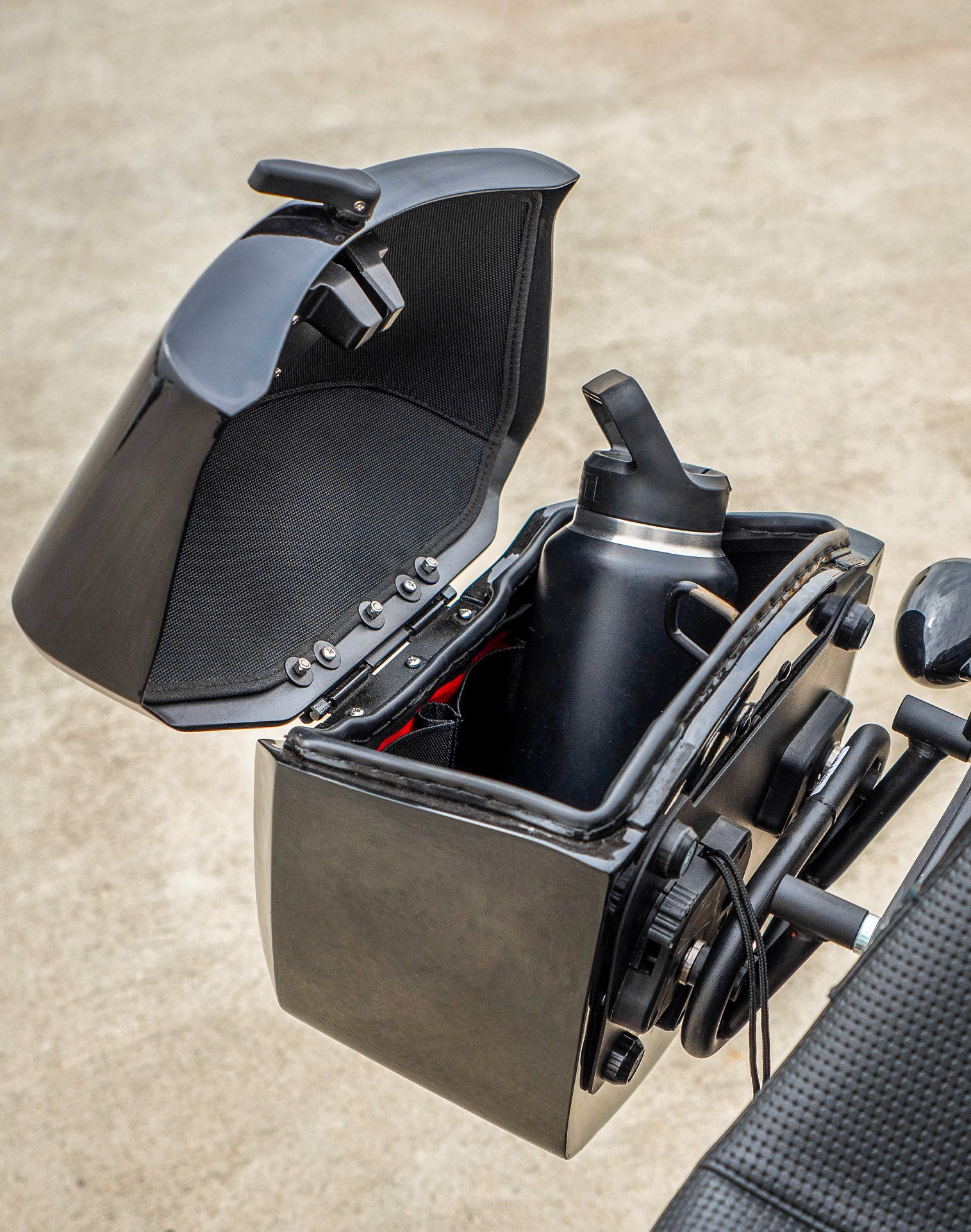 24L - Ironclad Quick-Mount Medium Harley Softail Low Rider S FXLRS Painted Hard Saddlebags Life style 4