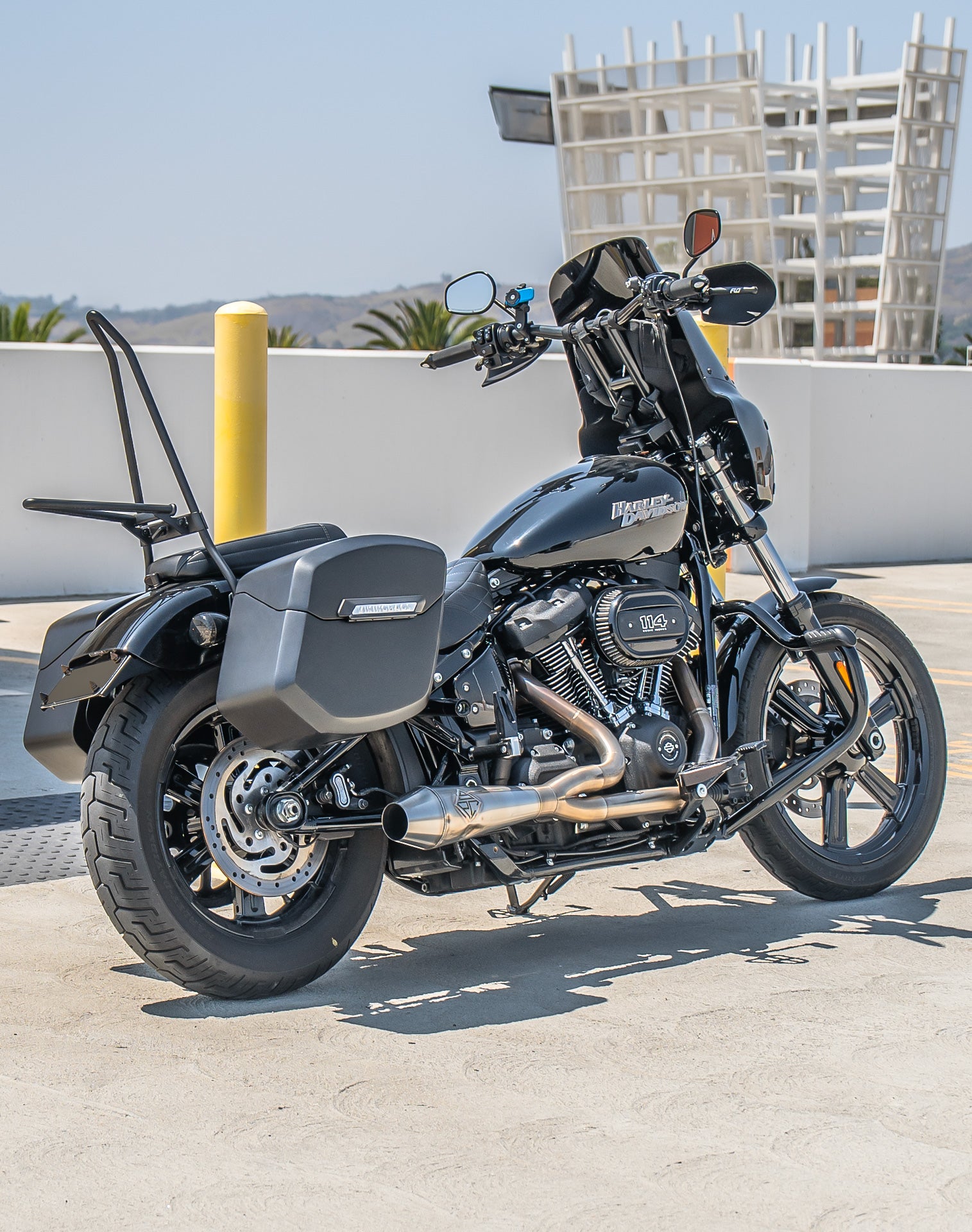 24L - Ironclad Quick-Mount Medium Harley Softail Street Bob FXBB Matte Hard Saddlebags Life style 1