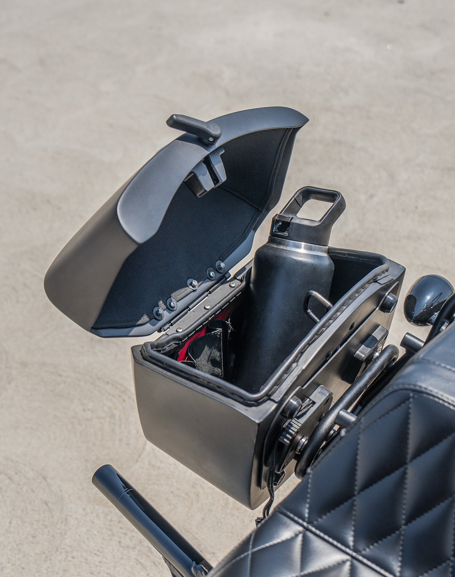 24L - Ironclad Quick-Mount Medium Harley Softail Street Bob FXBB Matte Hard Saddlebags Life style 4