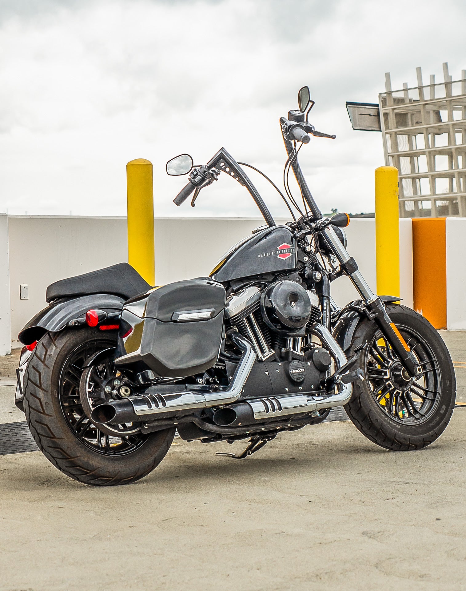 24L - Ironclad Quick-Mount Medium Harley Sportster 1200 Custom XL1200C Painted Hard Saddlebags Life style 1