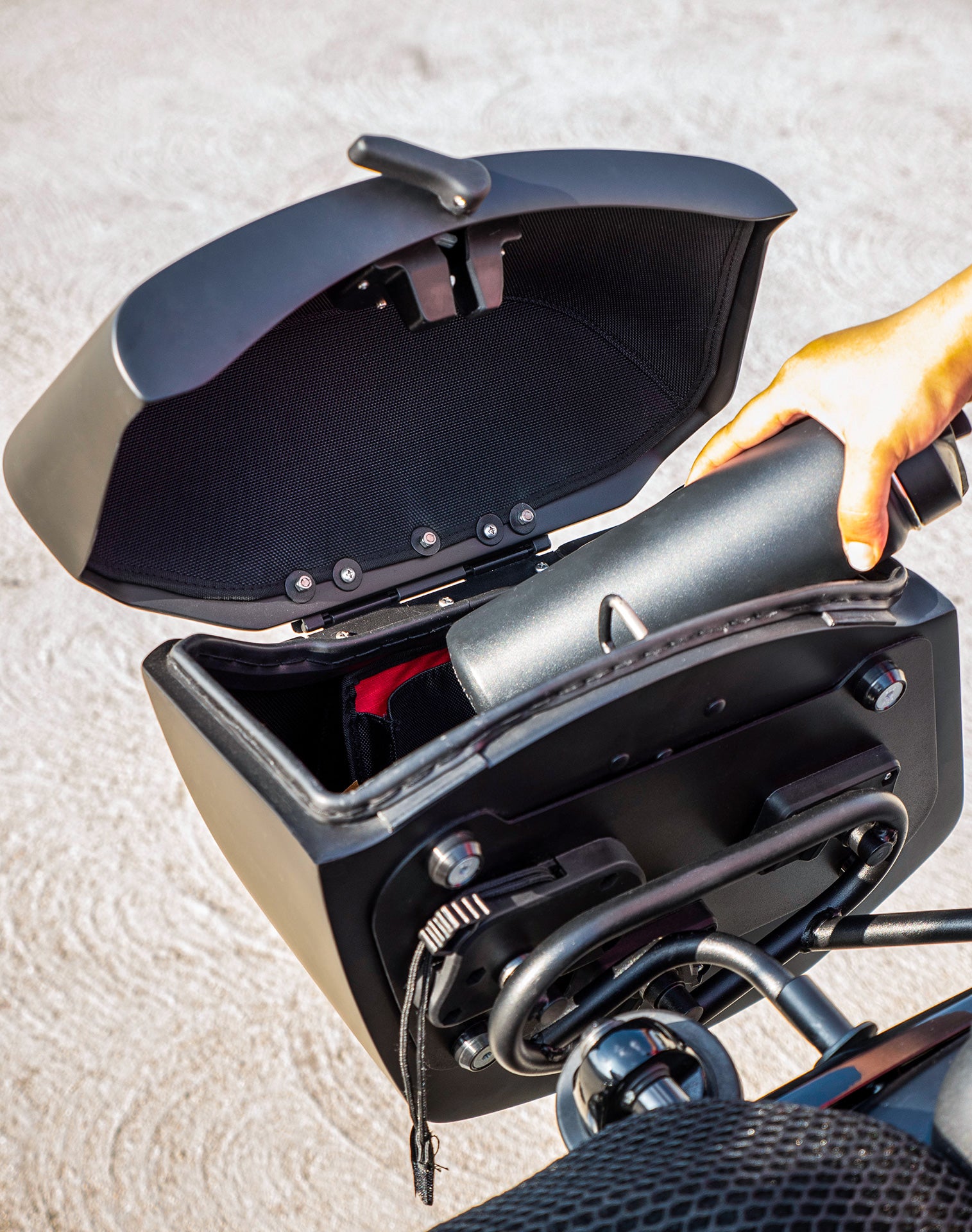 24L - Ironclad Quick-Mount Medium Harley Sportster Nightster RH975/S Matte Hard Saddlebags Life style 4