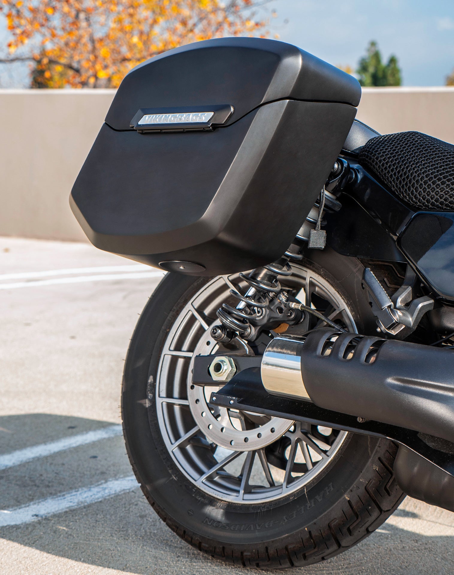 24L - Ironclad Quick-Mount Medium Harley Sportster Nightster RH975/S Matte Hard Saddlebags Life style 3