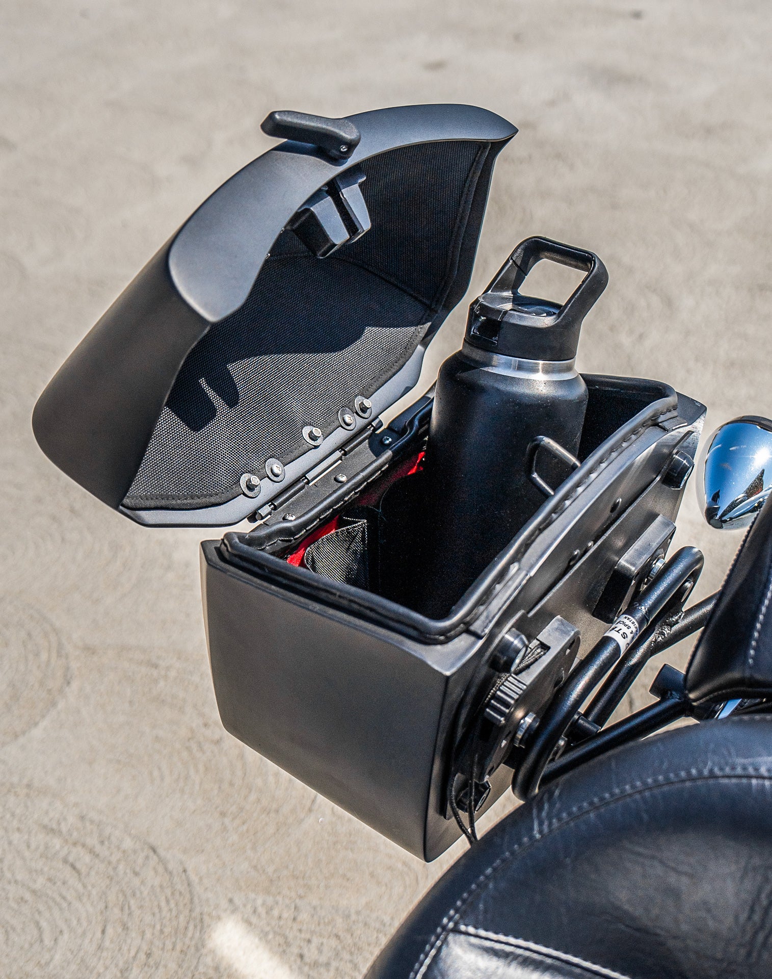 24L - Ironclad Quick-Mount Medium Honda 750 Shadow Aero Matte Hard Saddlebags Life style 4