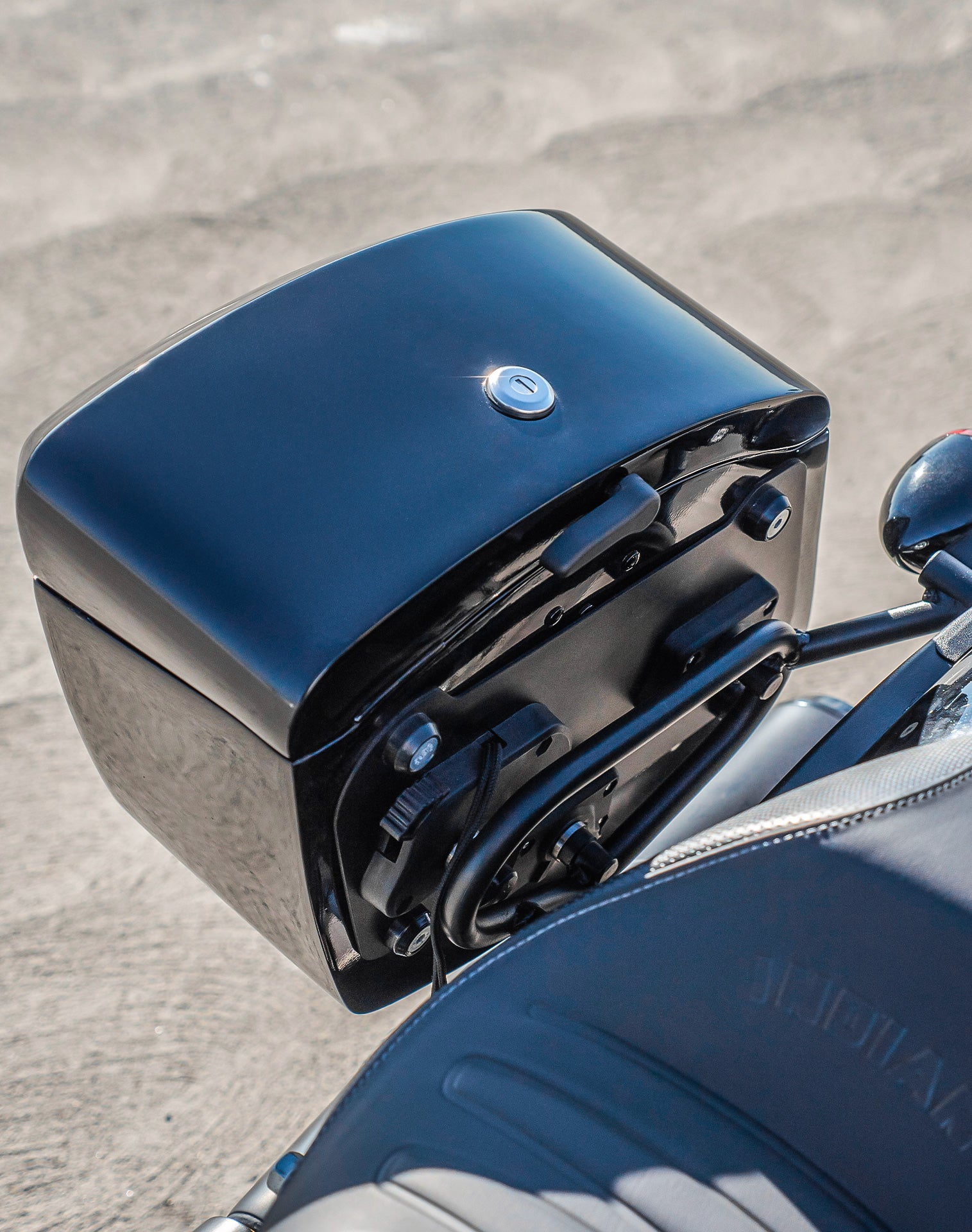 24L - Ironclad Quick-Mount Medium Indian Scout Bobber Sixty Painted Hard Saddlebags Life style 4