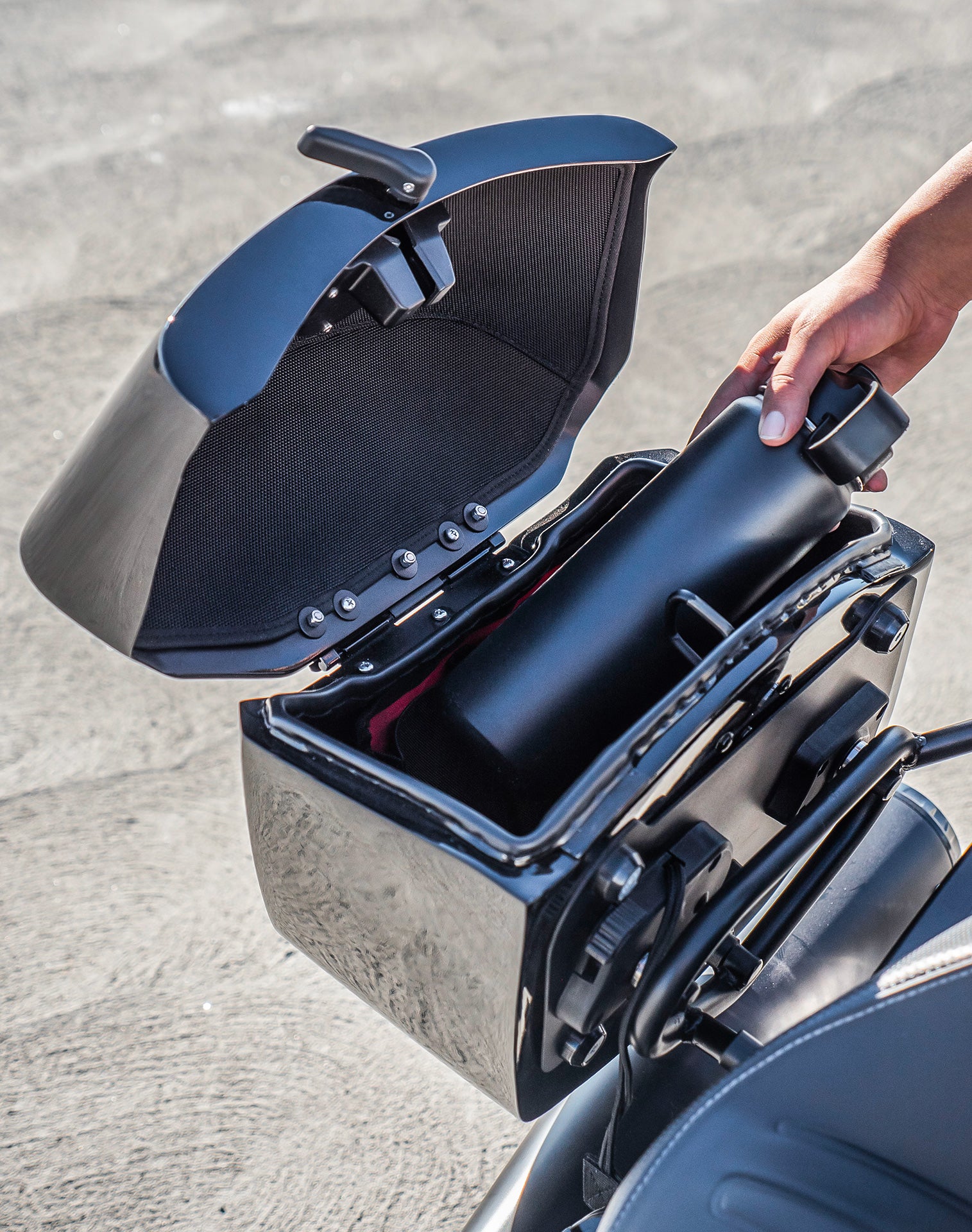 24L - Ironclad Quick-Mount Medium Indian Scout Rogue Sixty Painted Hard Saddlebags Life style 4