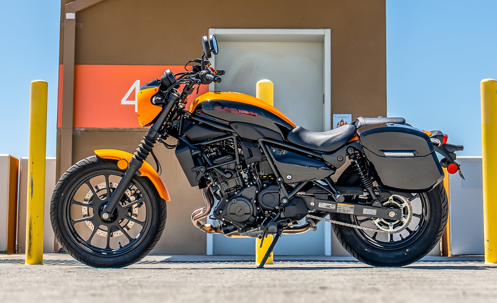 24L - Ironclad Quick-Mount Medium Kawasaki Eliminator 450 Painted Hard Saddlebags Life Style Photo @expand