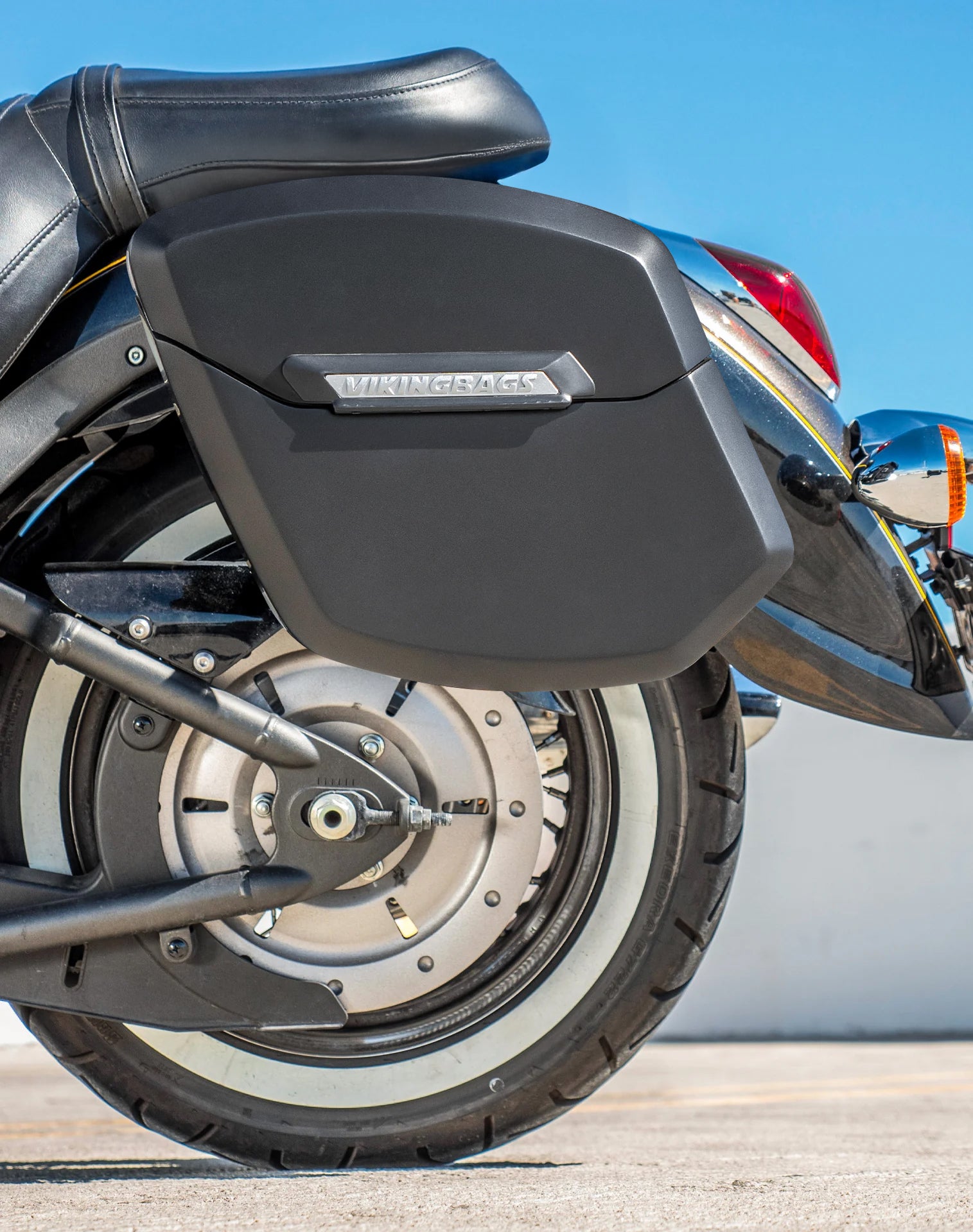 24L - Ironclad Quick-Mount Medium Kawasaki Vulcan 900 Classic VN900 Matte Hard Saddlebags Life style 2