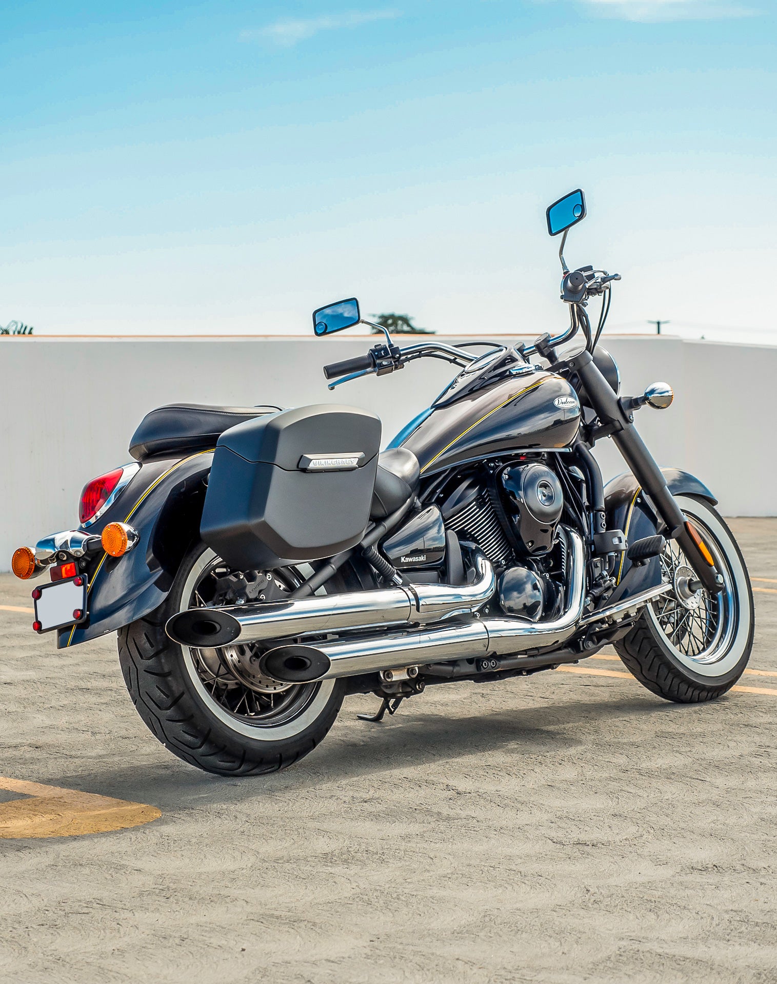 24L - Ironclad Quick-Mount Medium Kawasaki Vulcan 900 Classic VN900 Matte Hard Saddlebags Life style 1