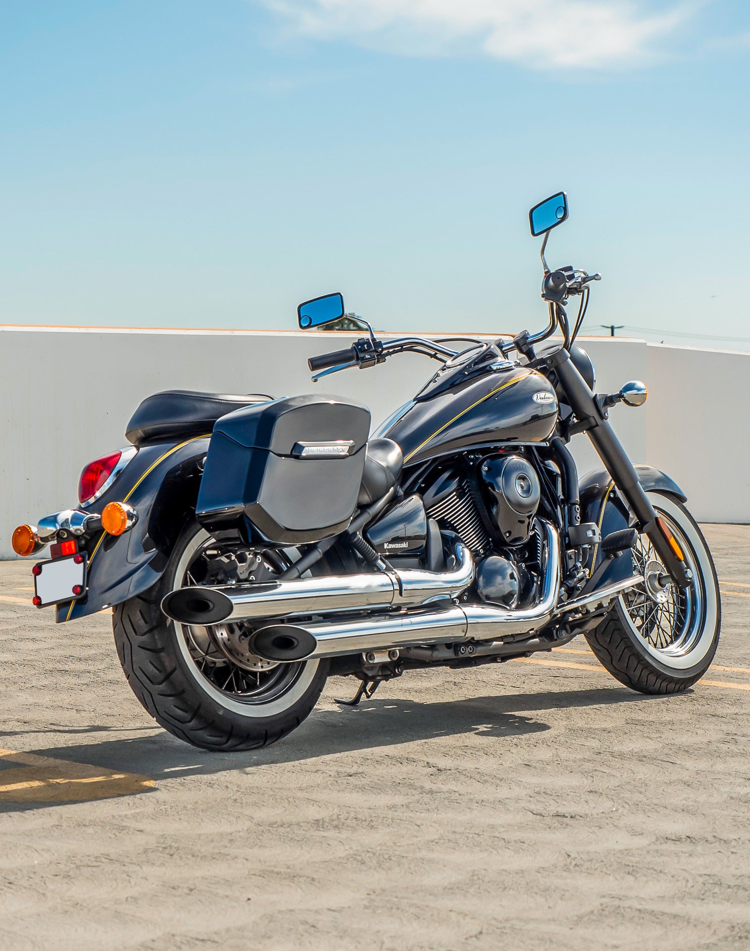 24L - Ironclad Quick-Mount Medium Kawasaki Vulcan 900 Classic VN900 Painted Hard Saddlebags Life style 1