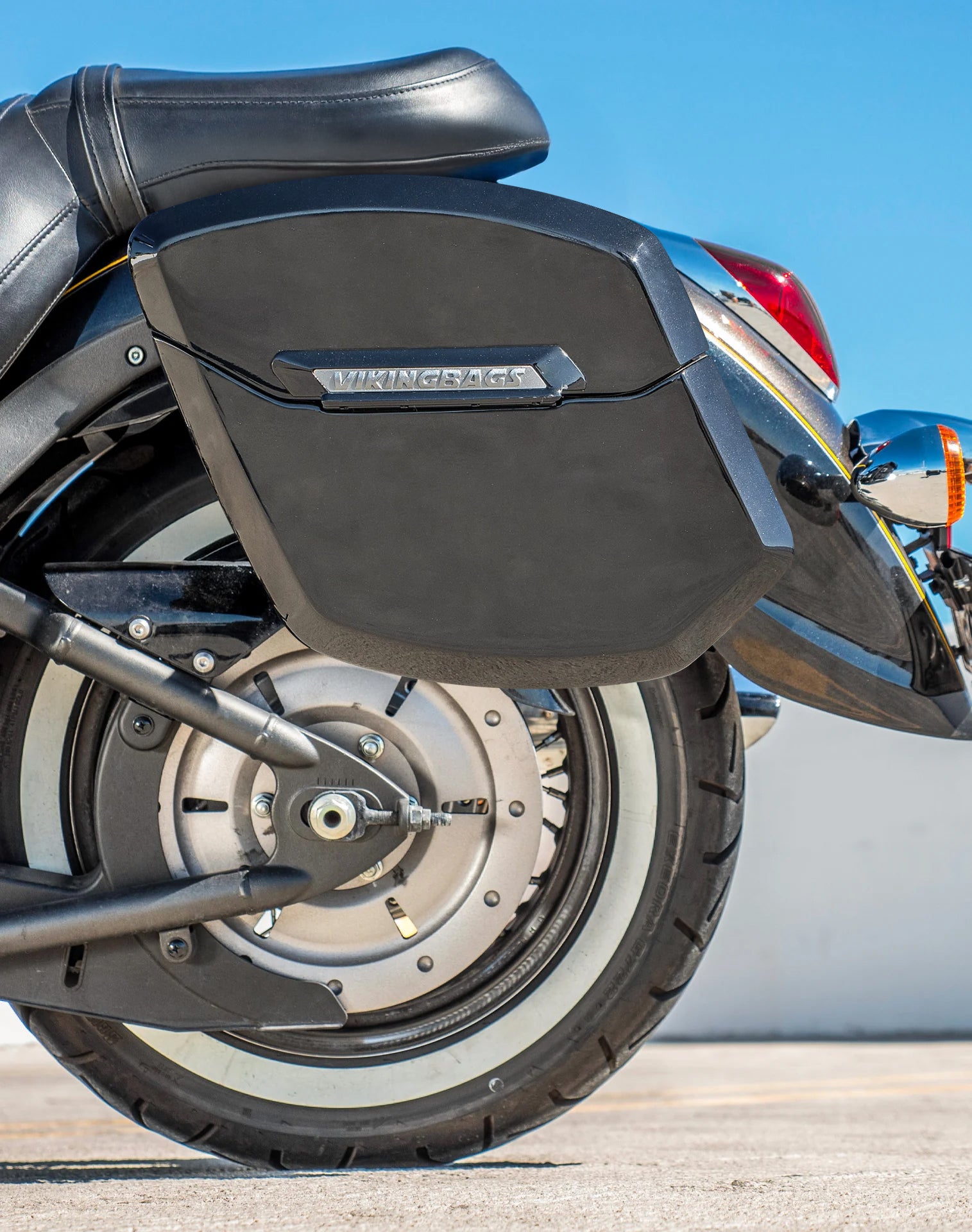 24L - Ironclad Quick-Mount Medium Kawasaki Vulcan 900 Classic VN900 Painted Hard Saddlebags Life style 2