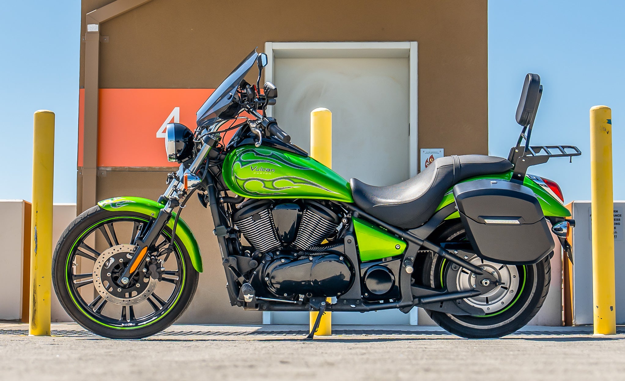 24L - Ironclad Quick-Mount Medium Kawasaki Vulcan 900 Custom Matte Hard Saddlebags Life Style Photo @expand