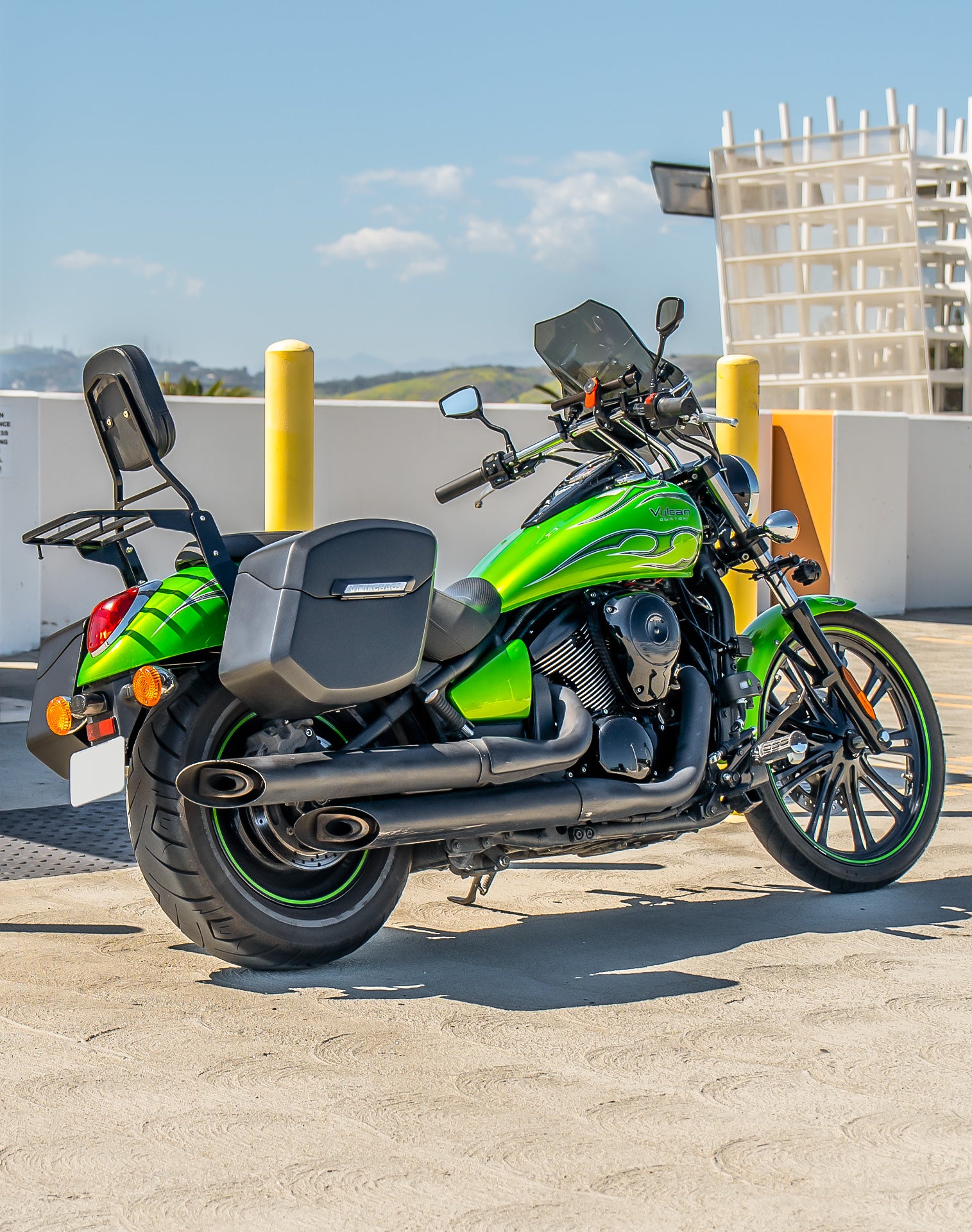 24L - Ironclad Quick-Mount Medium Kawasaki Vulcan 900 Custom Matte Hard Saddlebags Life style 1