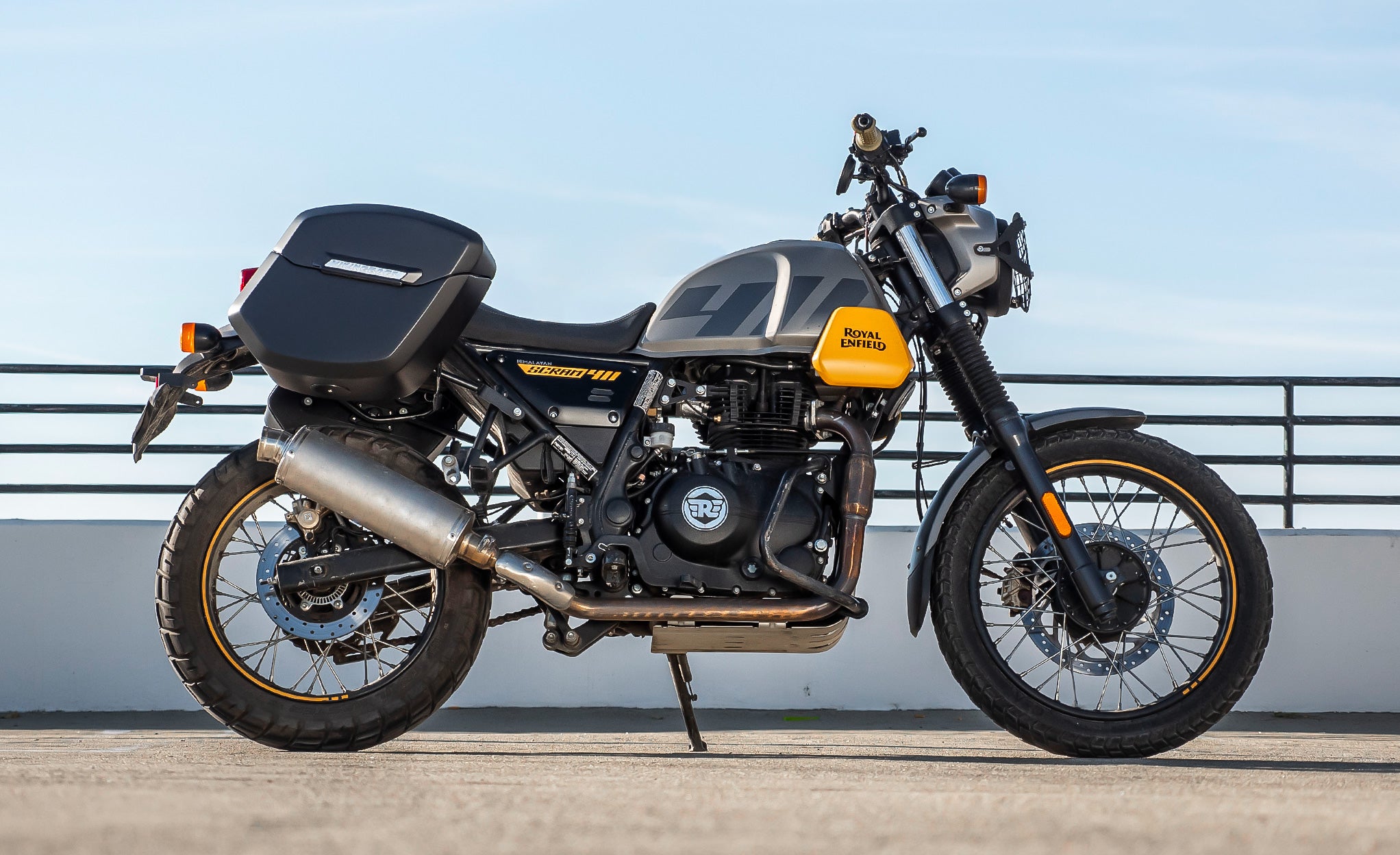 24L - Ironclad Quick-Mount Medium Royal Enfield Scram 411 Matte Hard Saddlebags Life Style Photo @expand