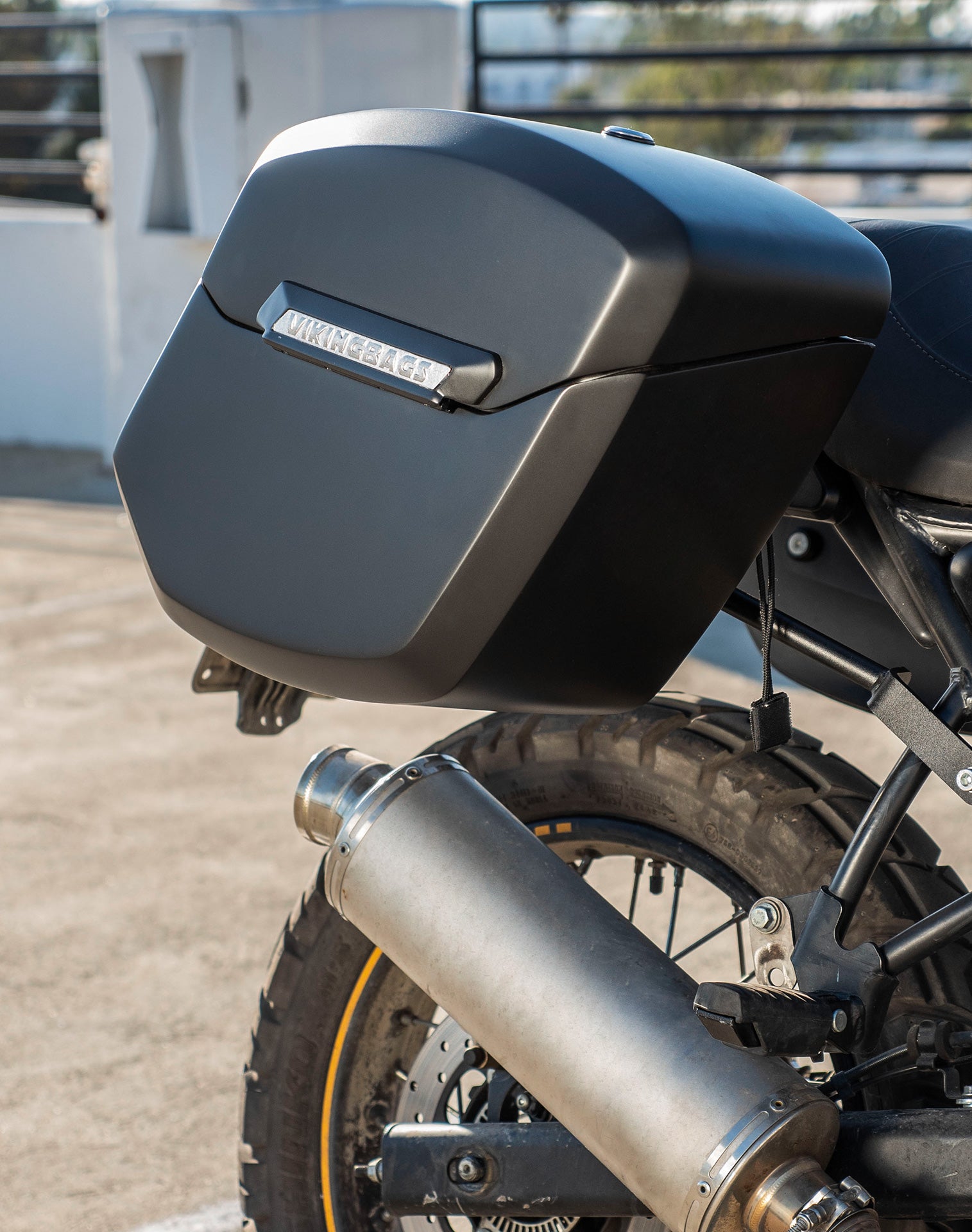 24L - Ironclad Quick-Mount Medium Royal Enfield Scram 411 Matte Hard Saddlebags Life style 2