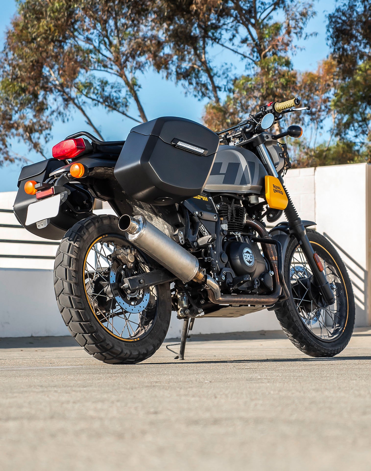 24L - Ironclad Quick-Mount Medium Royal Enfield Scram 411 Matte Hard Saddlebags Life style 1