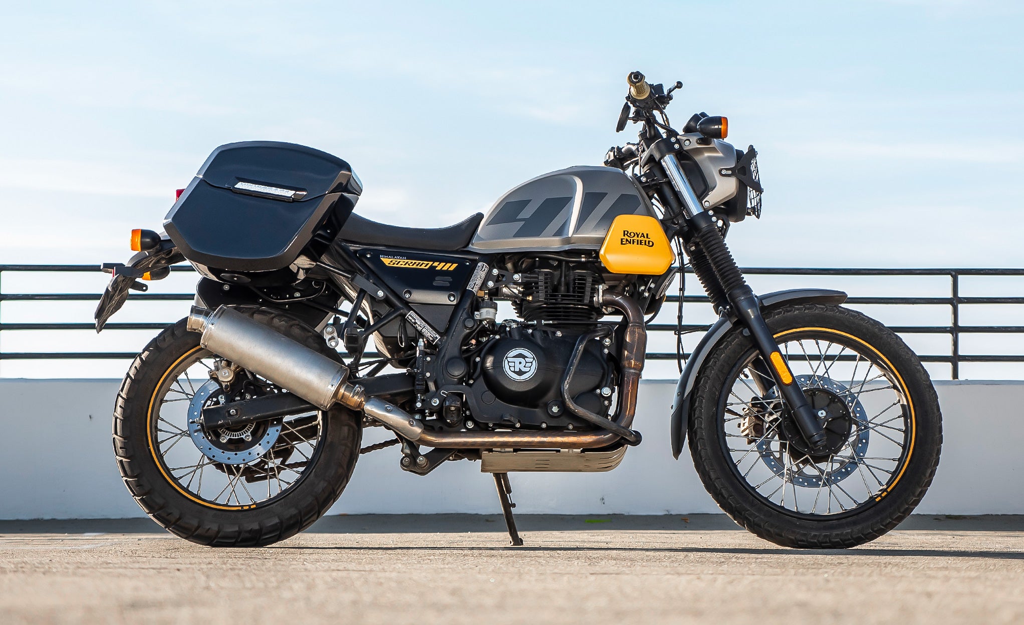 24L - Ironclad Quick-Mount Medium Royal Enfield Scram 411 Painted Hard Saddlebags Life Style Photo @expand