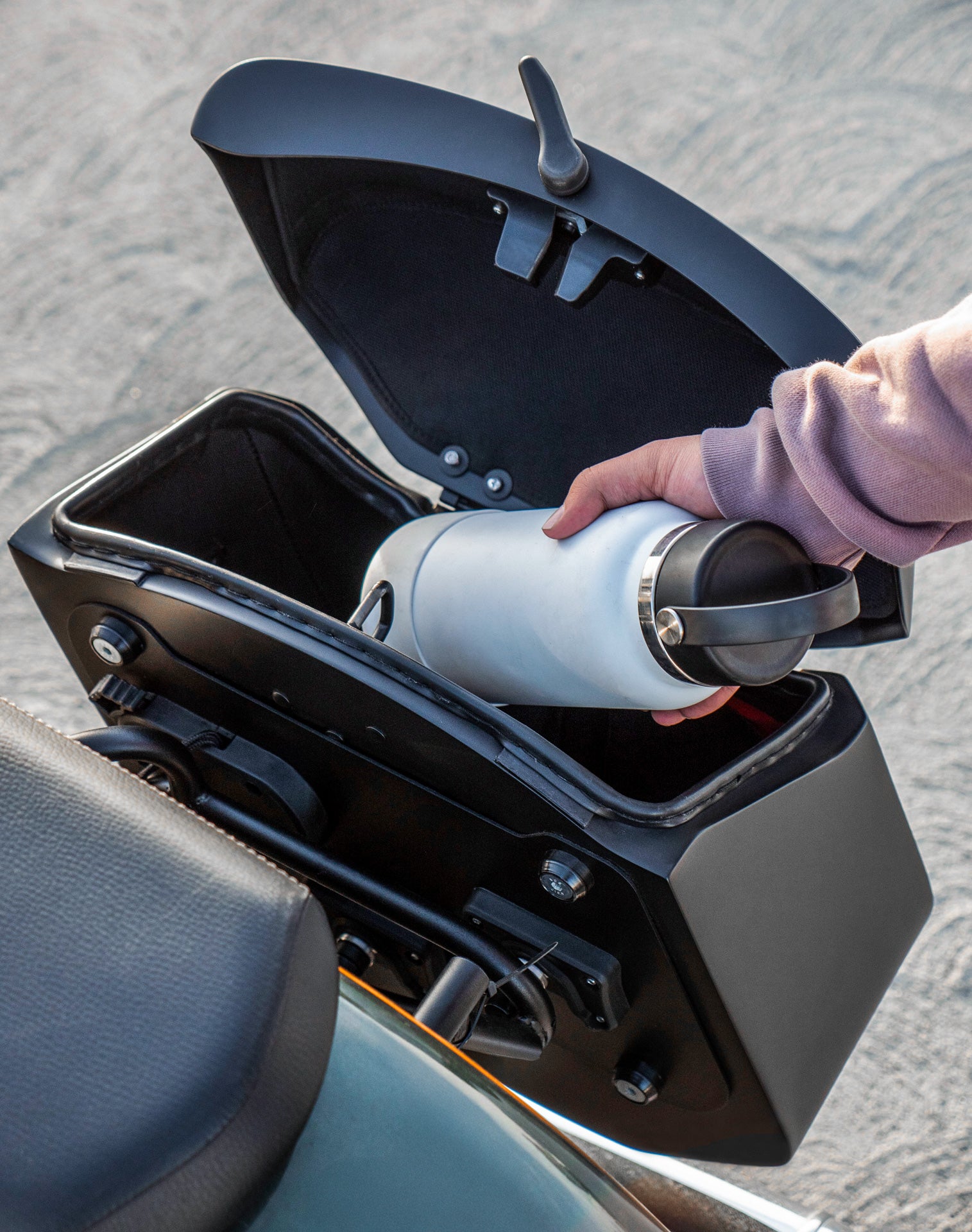 24L - Ironclad Quick-Mount Medium Royal Enfield Super Meteor 650 Matte Hard Saddlebags Life style 4