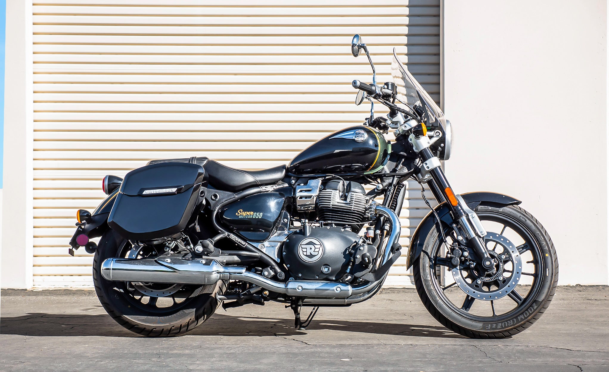 24L - Ironclad Quick-Mount Medium Royal Enfield Super Meteor 650 Painted Hard Saddlebags Life Style Photo @expand