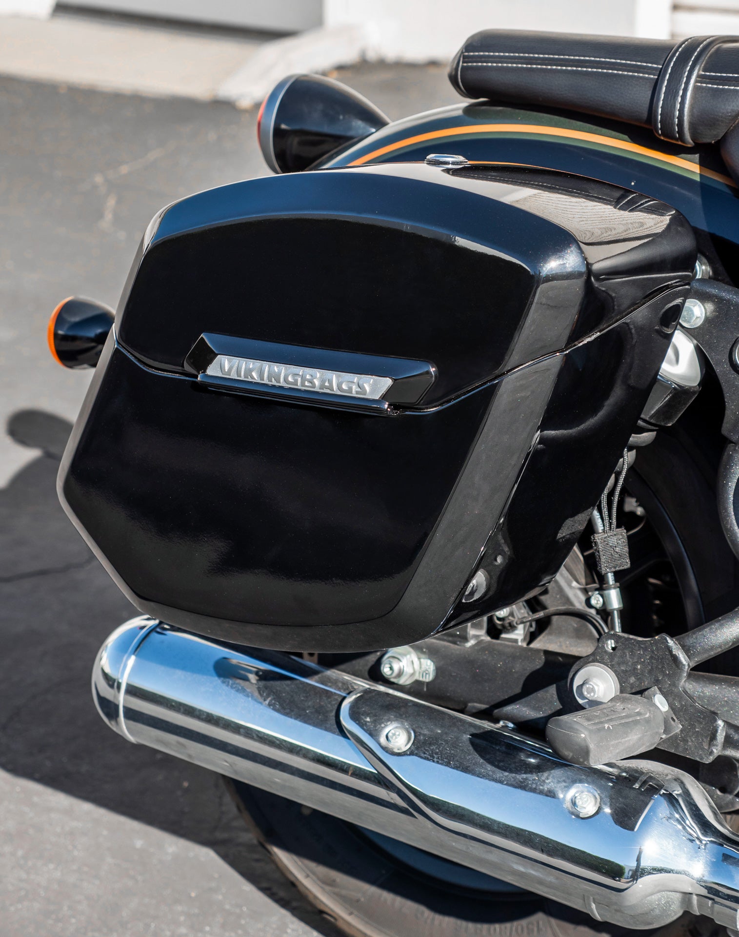 24L - Ironclad Quick-Mount Medium Royal Enfield Super Meteor 650 Painted Hard Saddlebags Life style 2
