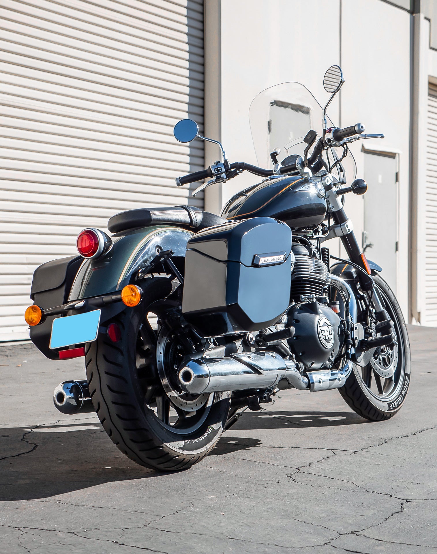 24L - Ironclad Quick-Mount Medium Royal Enfield Super Meteor 650 Painted Hard Saddlebags Life style 1