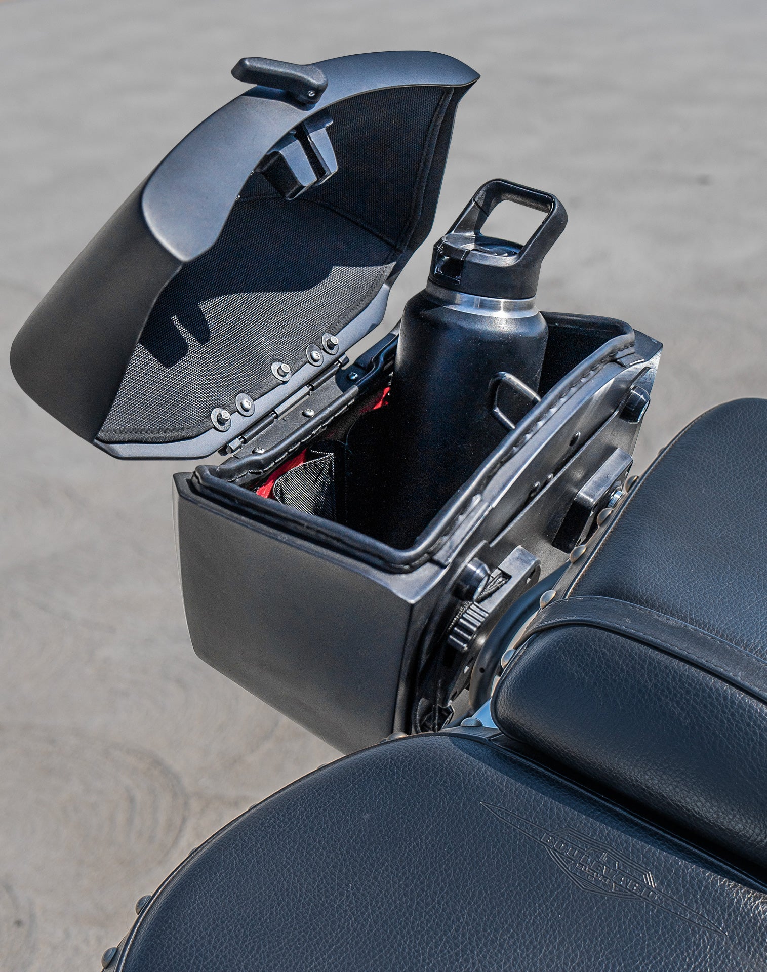 24L - Ironclad Quick-Mount Medium Suzuki Boulevard C50 VL800 Matte Hard Saddlebags Life style 4