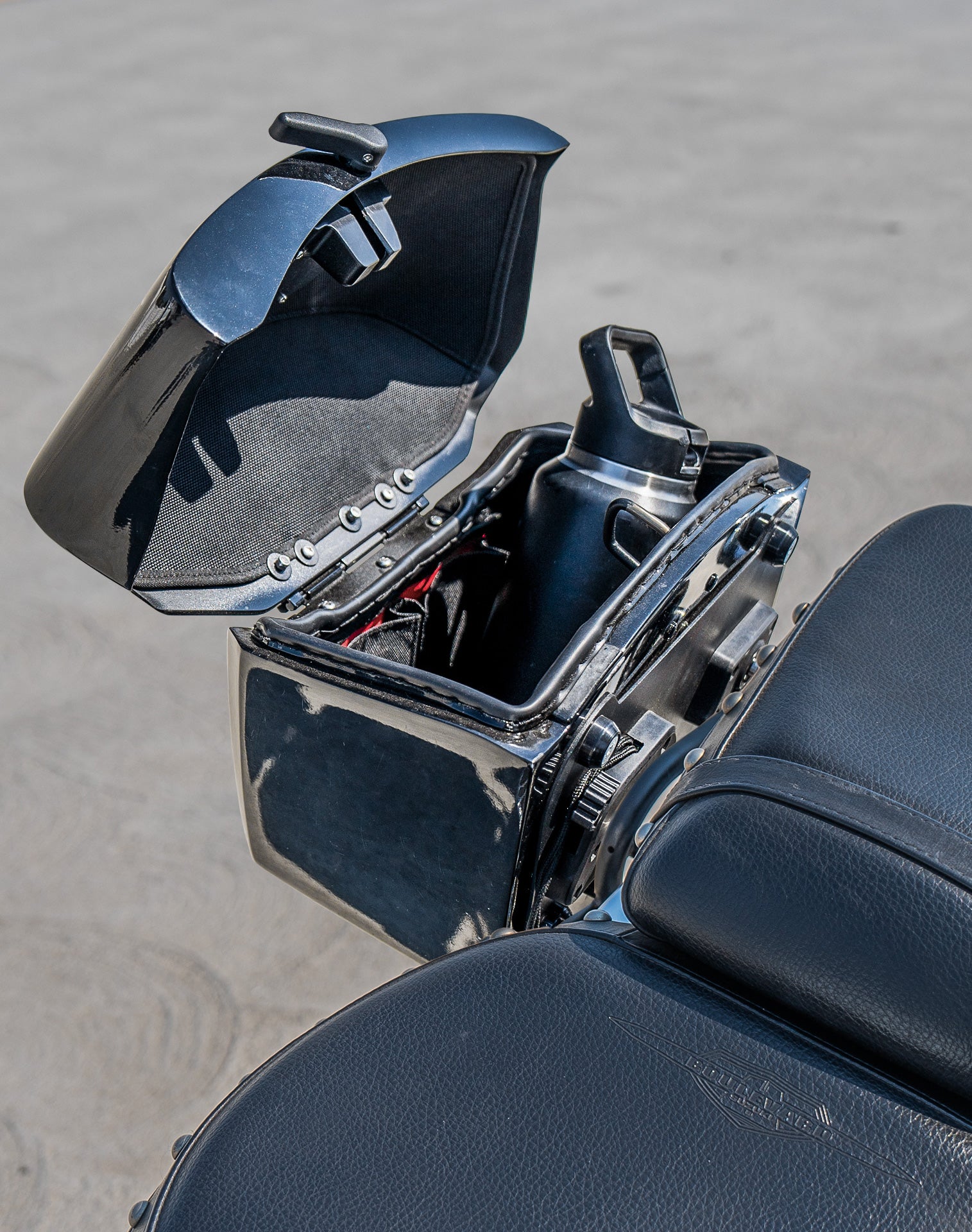 24L - Ironclad Quick-Mount Medium Suzuki Boulevard C50 VL800 Painted Hard Saddlebags Life style 4