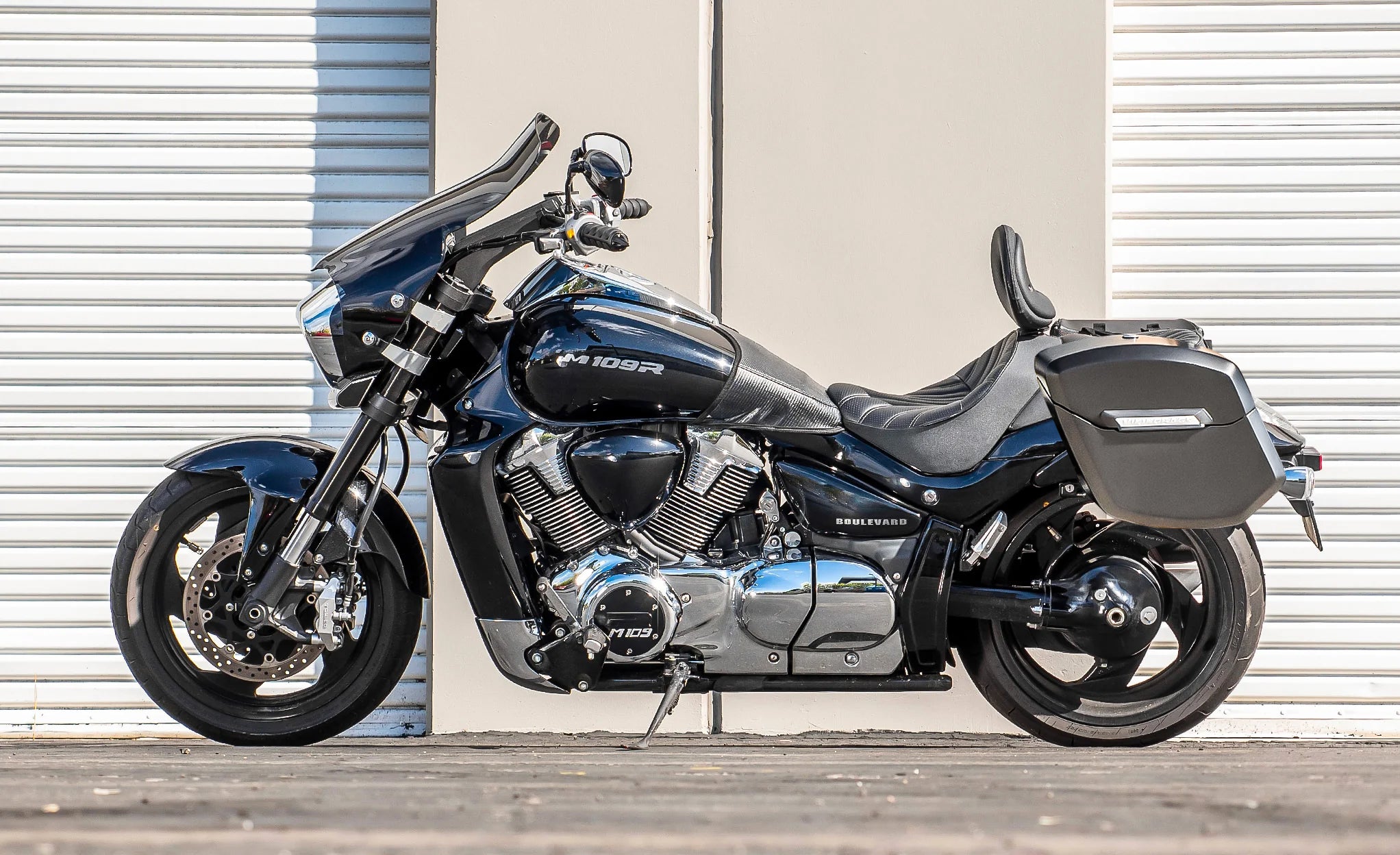 24L - Ironclad Quick-Mount Medium Suzuki Boulevard M109 VZR1800 Matte Hard Saddlebags Life Style Photo @expand