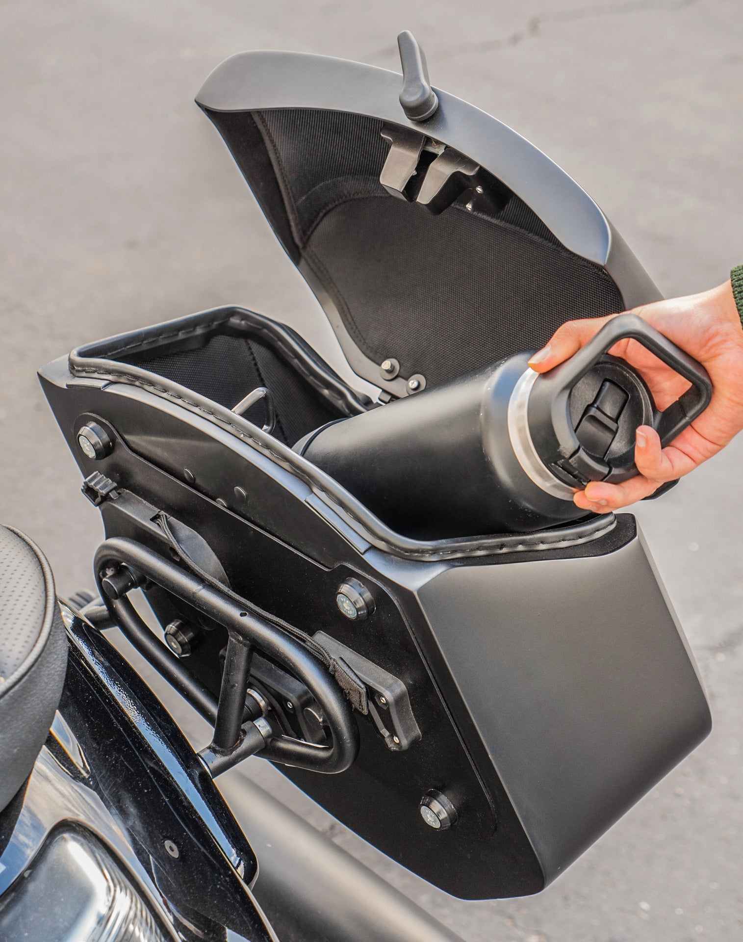 24L - Ironclad Quick-Mount Medium Suzuki Boulevard M109 VZR1800 Matte Hard Saddlebags Life style 4