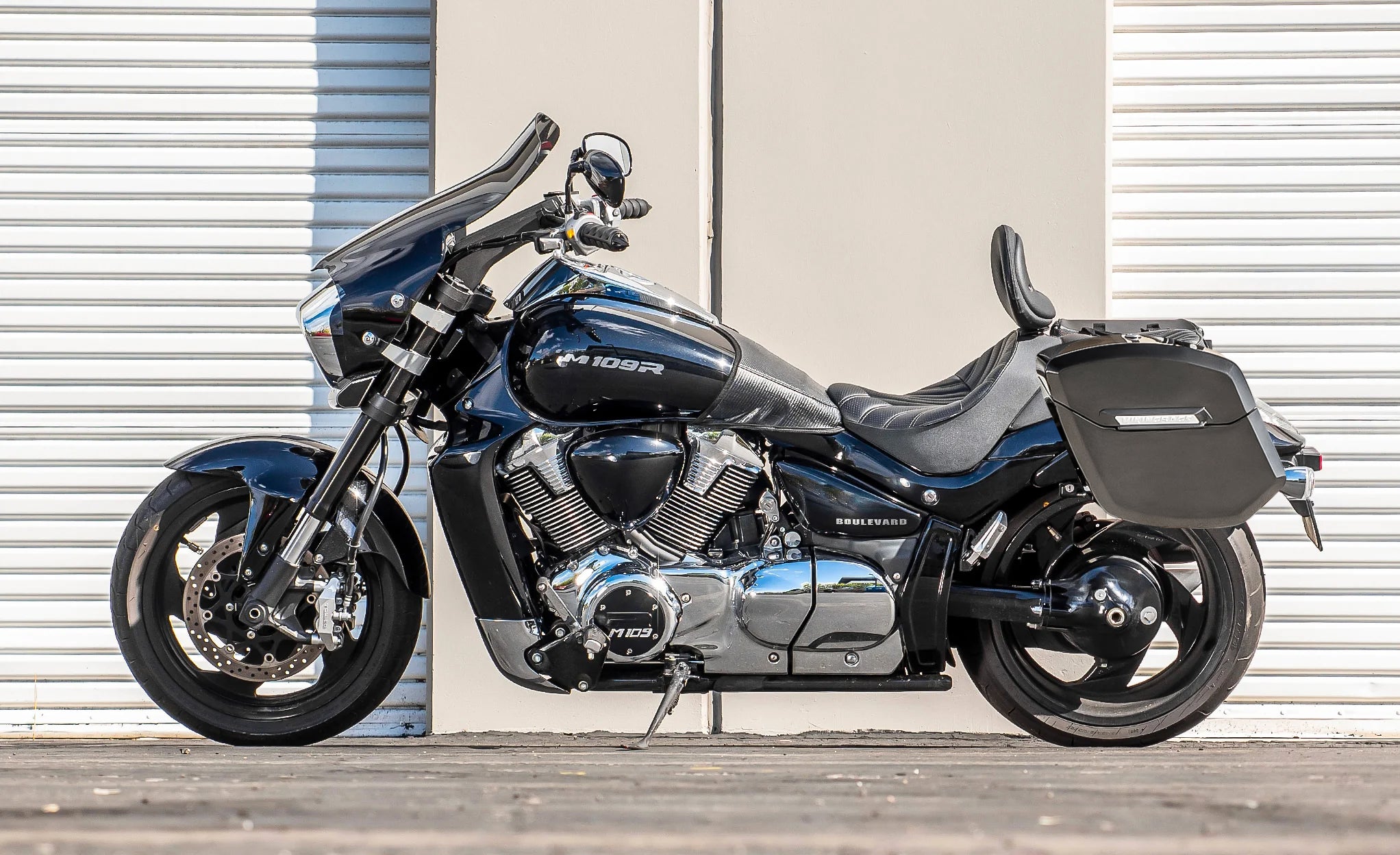 24L - Ironclad Quick-Mount Medium Suzuki Boulevard M109 VZR1800 Painted Hard Saddlebags Life Style Photo @expand