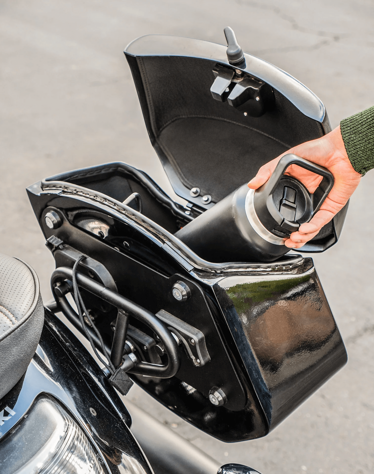 24L - Ironclad Quick-Mount Medium Suzuki Boulevard M109 VZR1800 Painted Hard Saddlebags Life style 4