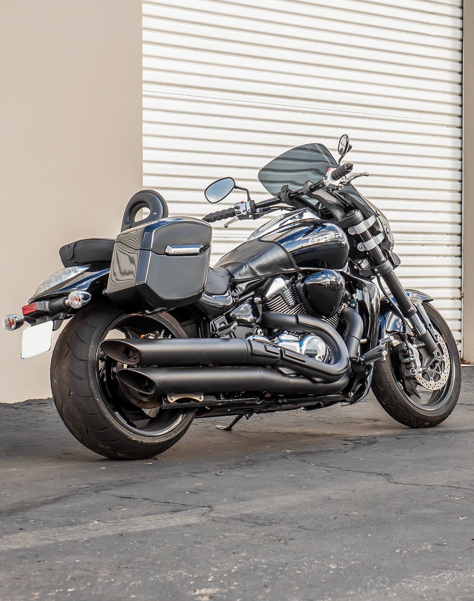 24L - Ironclad Quick-Mount Medium Suzuki Boulevard M109 VZR1800 Painted Hard Saddlebags Life style 1