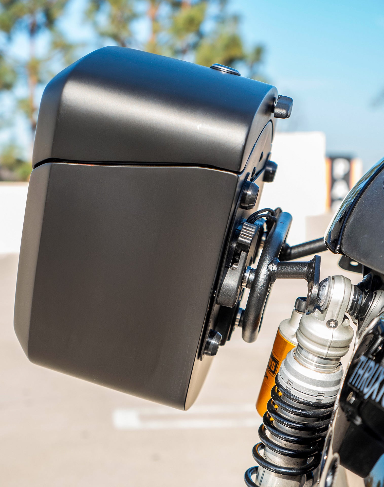 24L - Ironclad Quick-Mount Medium Triumph Thruxton RS Matte Hard Saddlebags Life style 3