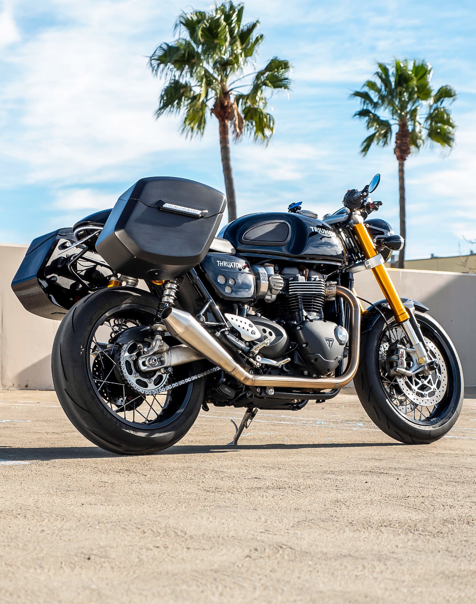 24L - Ironclad Quick-Mount Medium Triumph Thruxton RS Matte Hard Saddlebags Life style 1