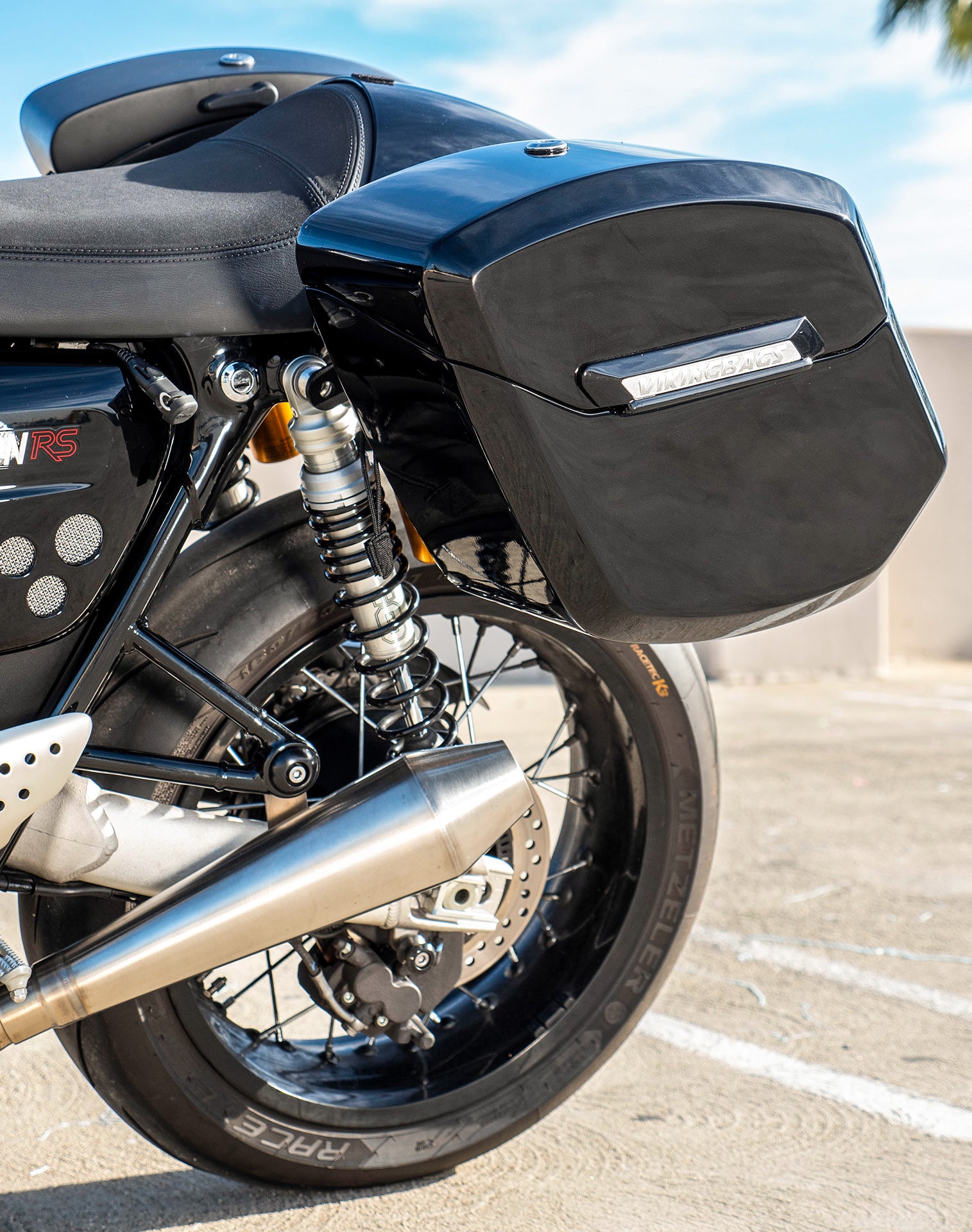 24L - Ironclad Quick-Mount Medium Triumph Thruxton RS Painted Hard Saddlebags Life style 2