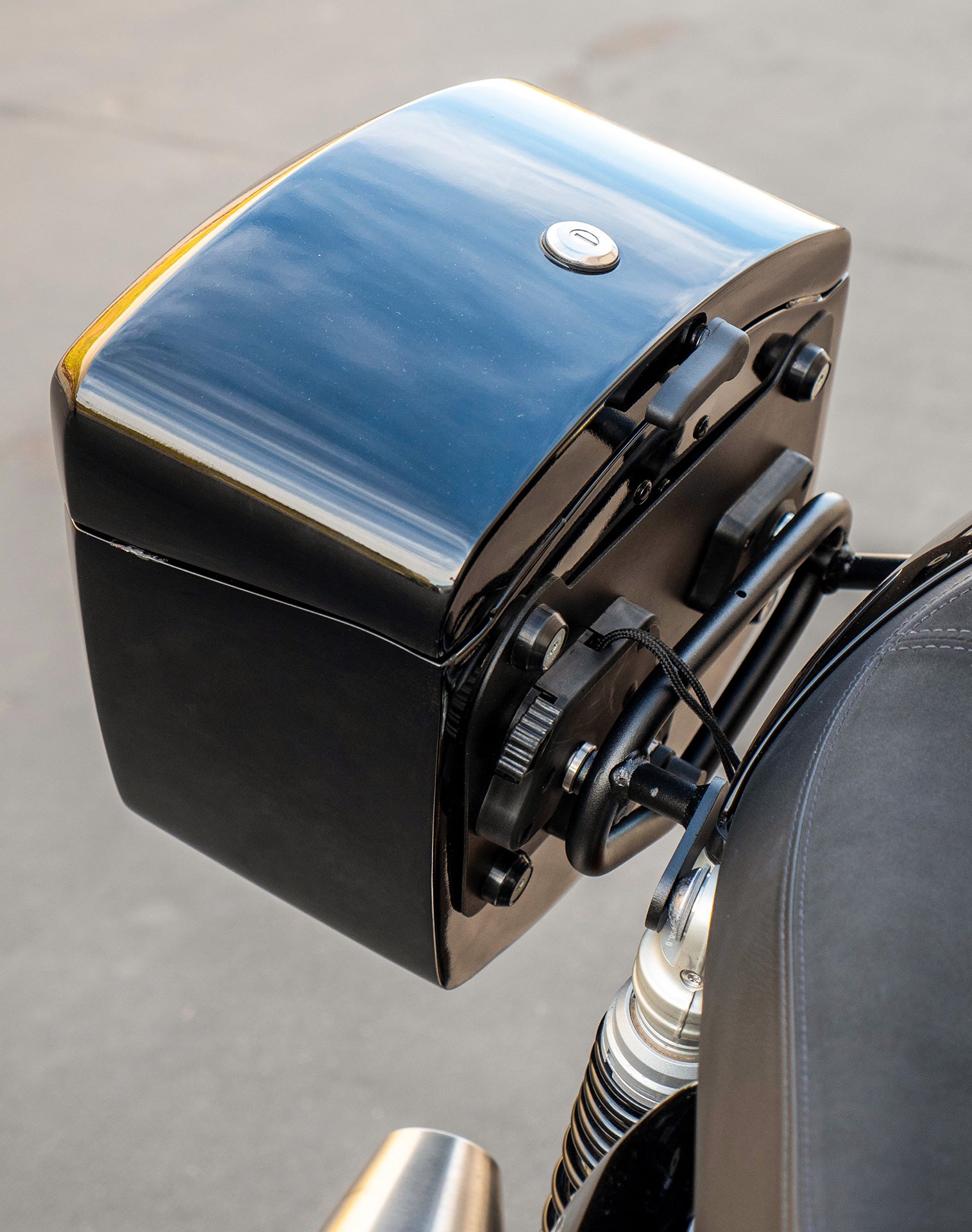 24L - Ironclad Quick-Mount Medium Triumph Thruxton RS Painted Hard Saddlebags Life style 3