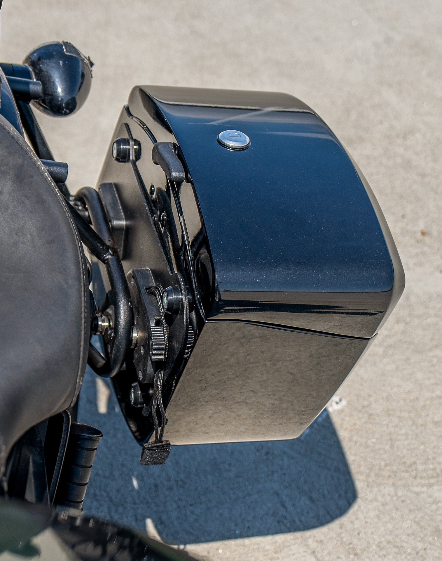 24L - Ironclad Quick-Mount Medium Yamaha Bolt Specific Painted Hard Saddlebags Life style 3