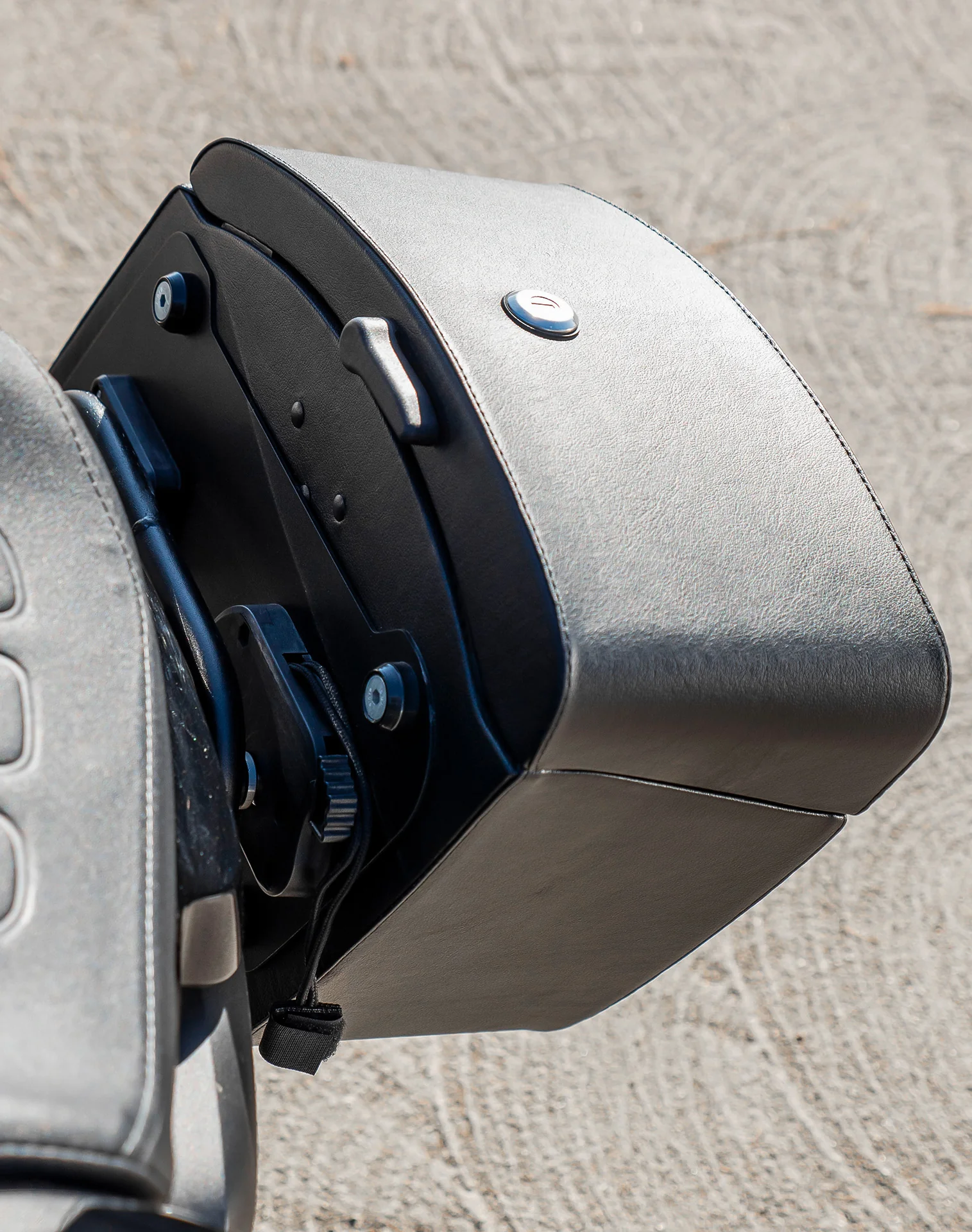 24L - Ironclad Quick-Mount Medium Royal Enfield Scram 411 Leather Wrapped Hard Saddlebags Life Style 4