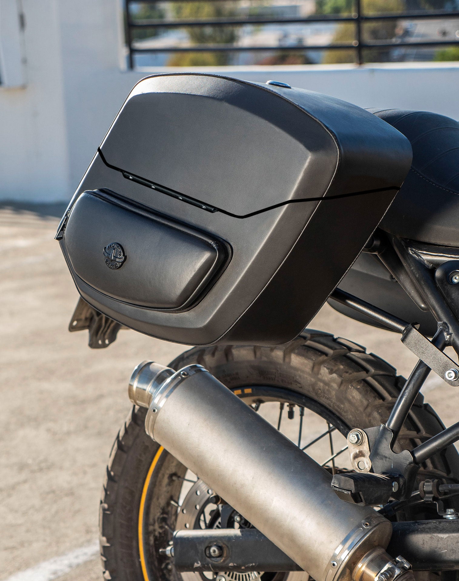 24L - Ironclad Quick-Mount Medium Royal Enfield Scram 411 Leather Wrapped Hard Saddlebags Life Style 2